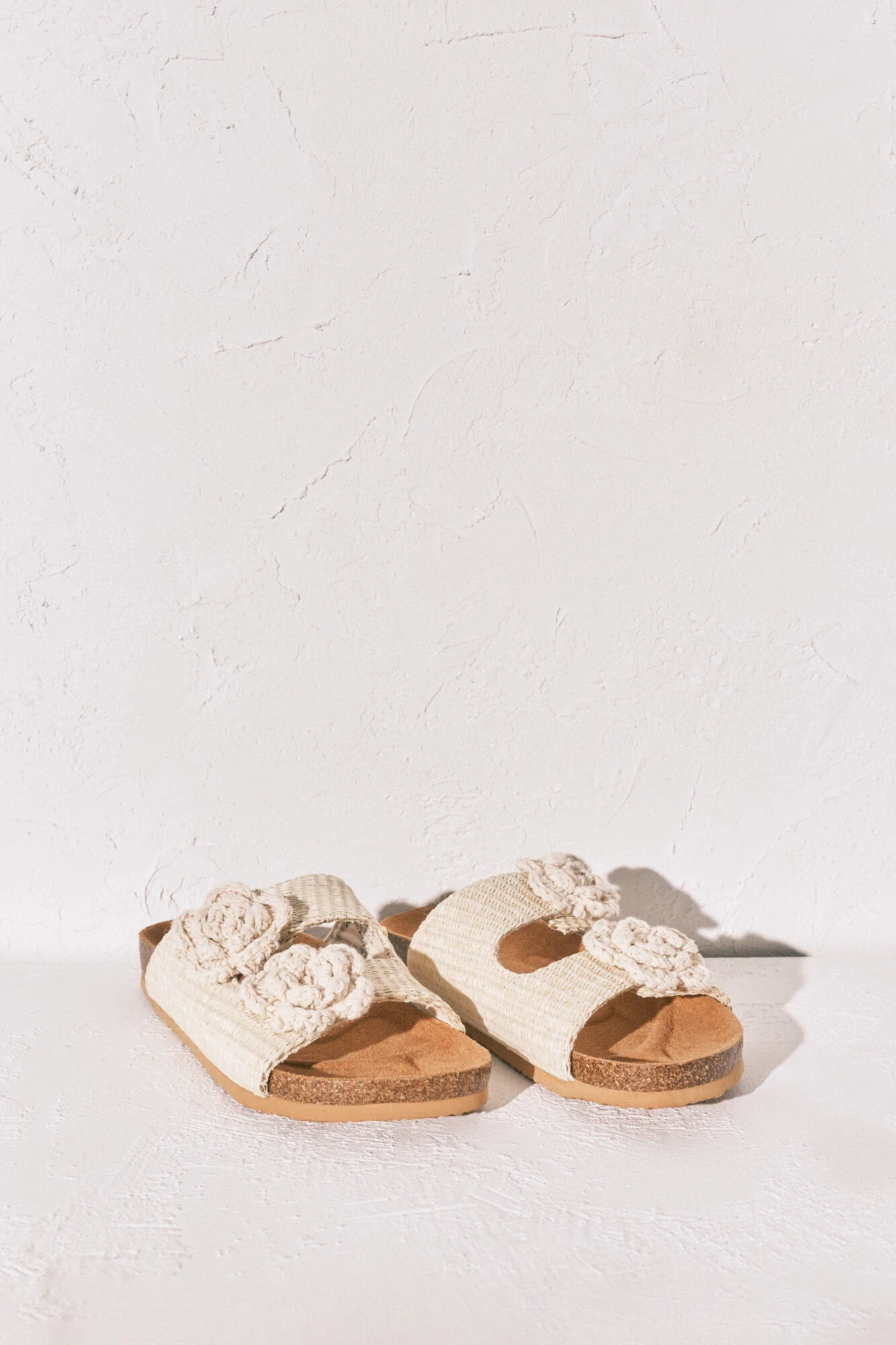Beige raffia crochet flower sandals - Image 4