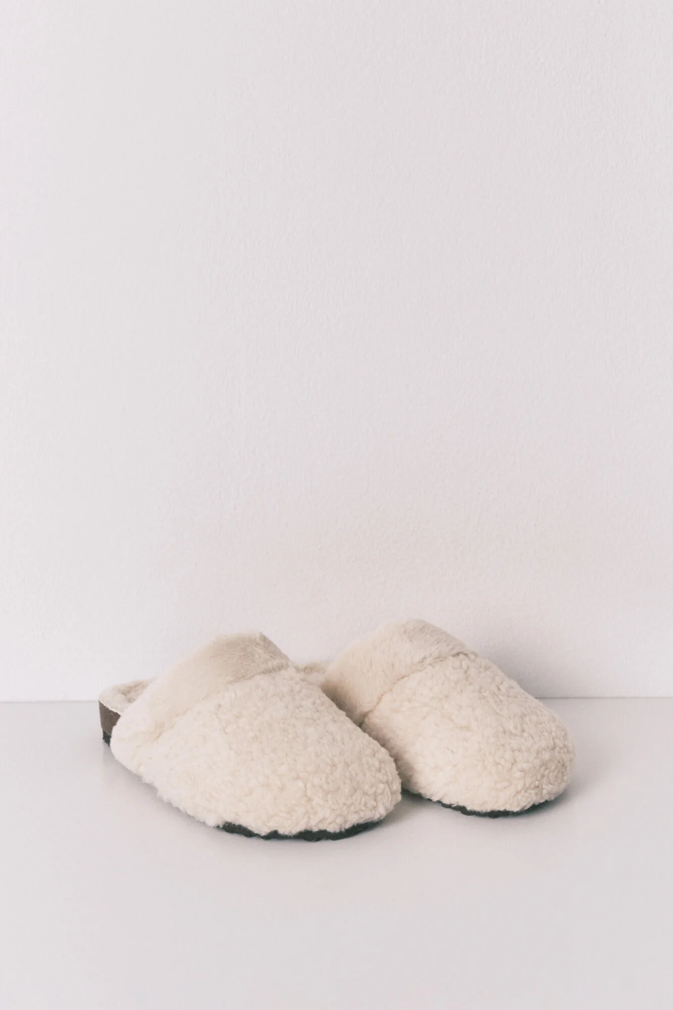 Beige sheepskin faux shearling slippers - Image 3