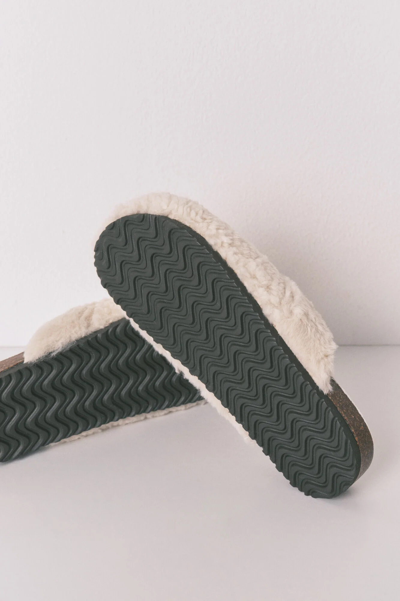 Beige sheepskin faux shearling slippers - Image 4