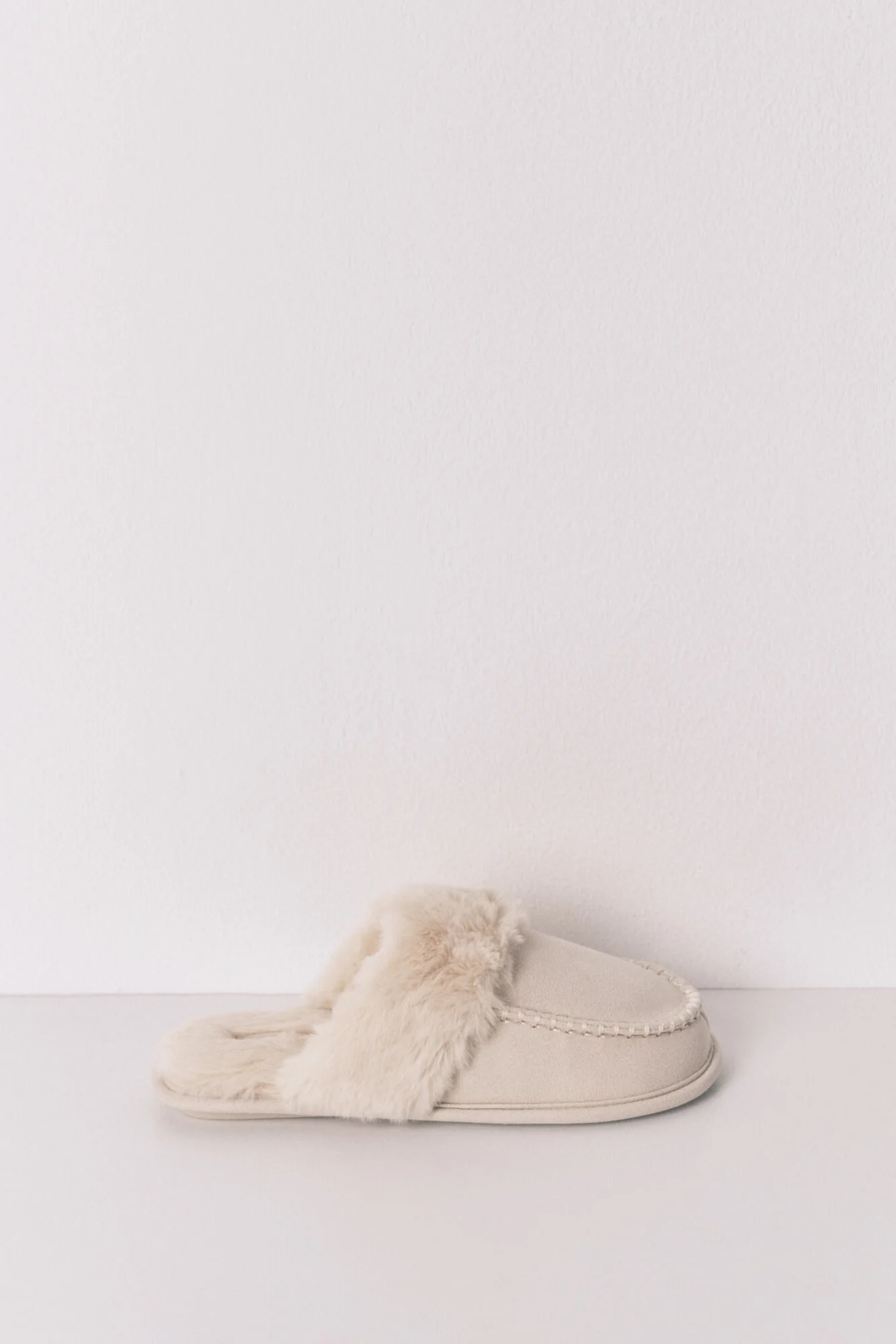 Beige synthetic fur slippers
