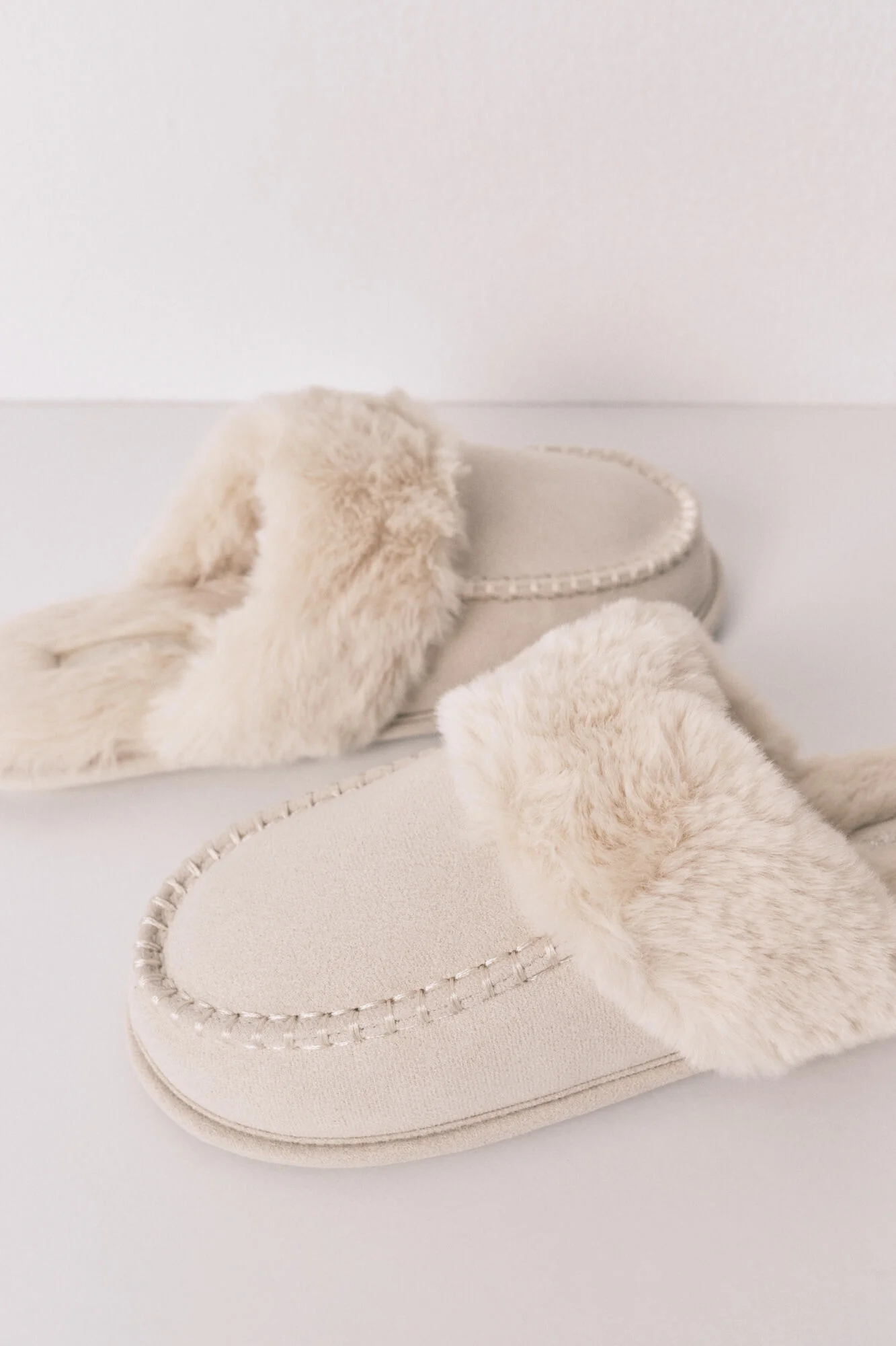 Beige synthetic fur slippers - Image 2
