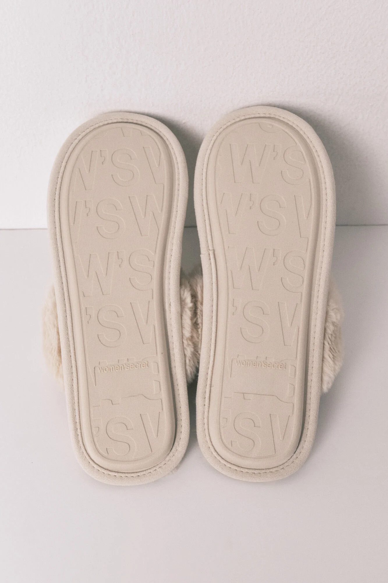 Beige synthetic fur slippers - Image 3