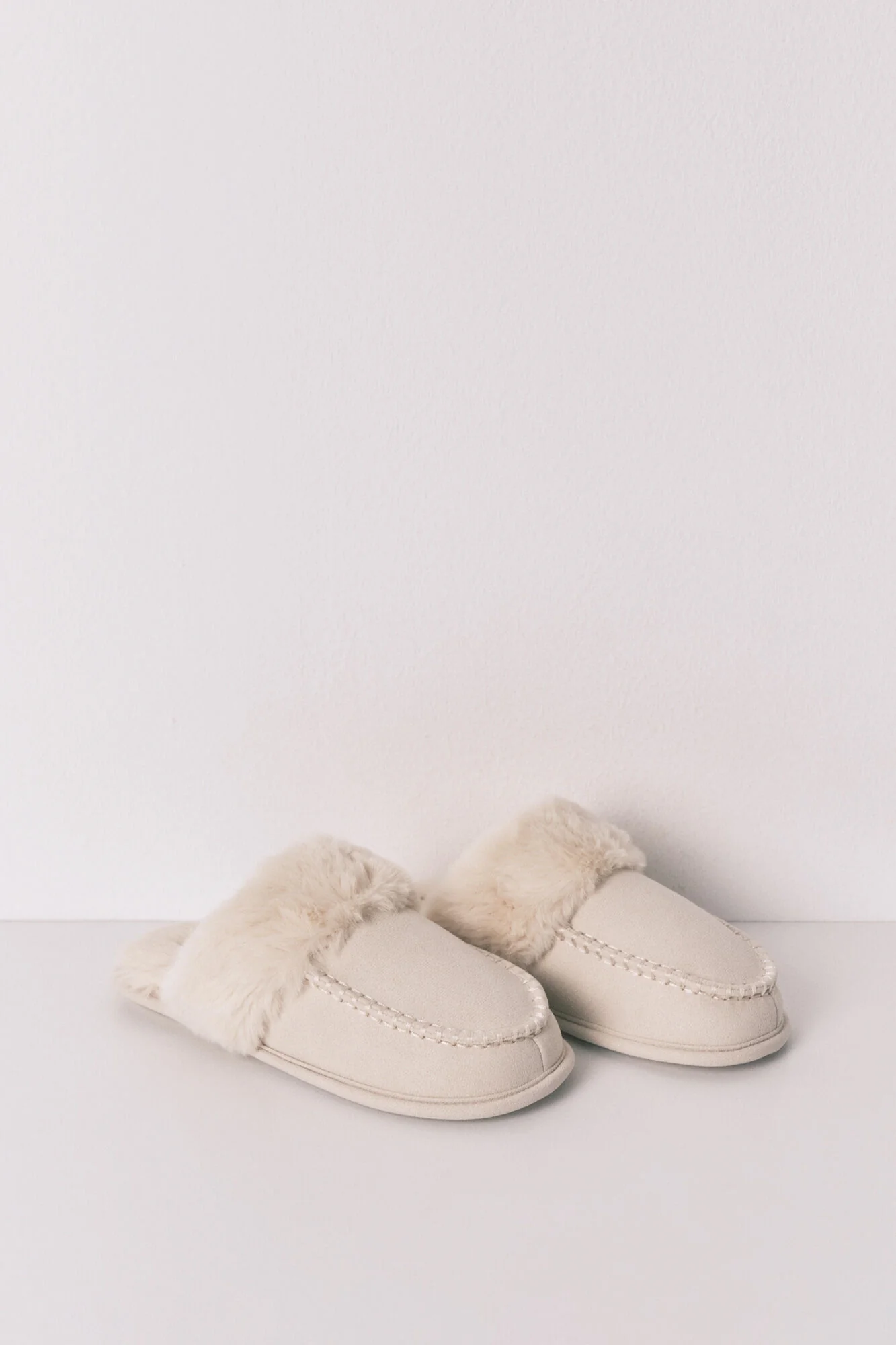 Beige synthetic fur slippers - Image 4