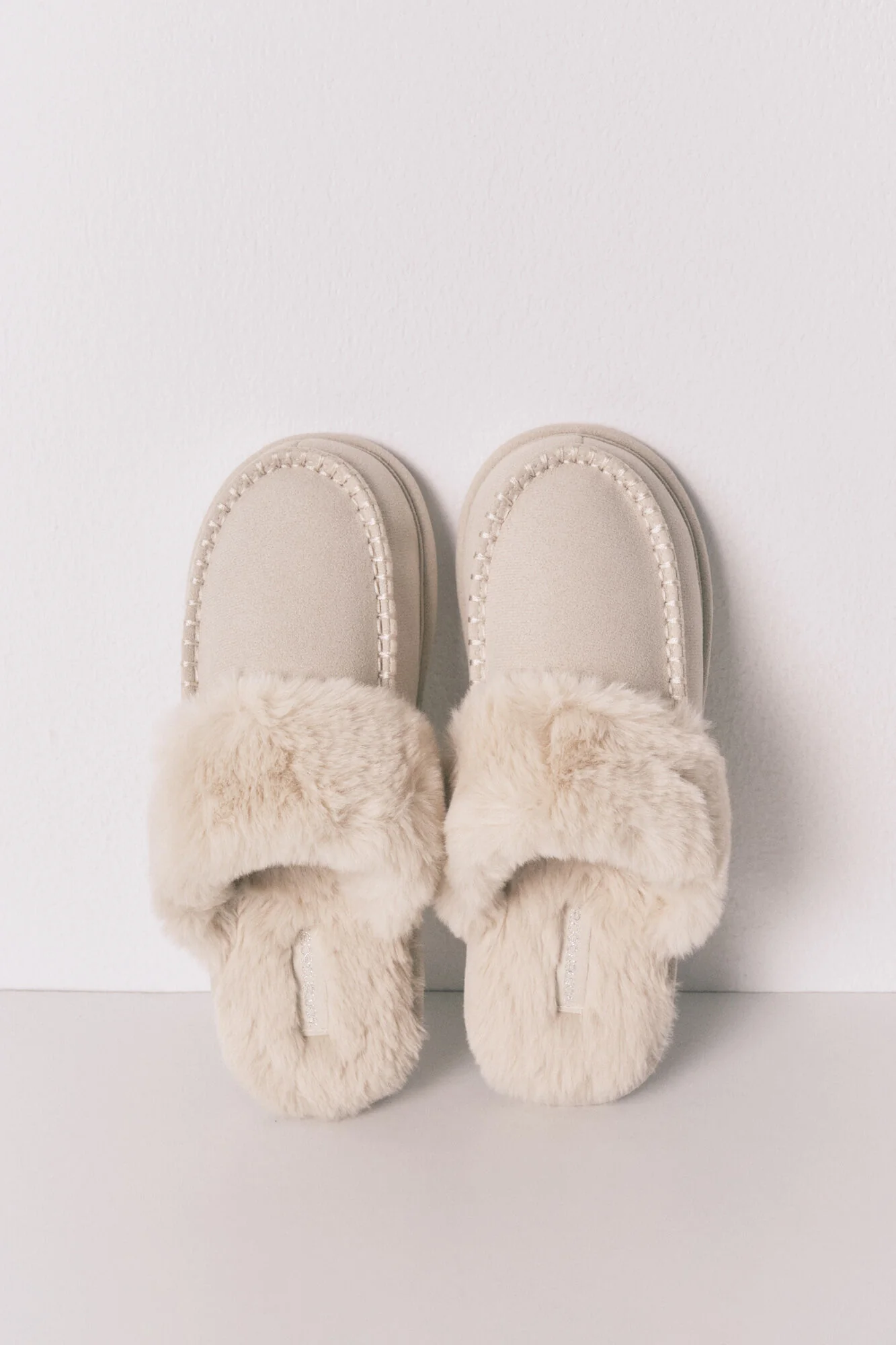 Beige synthetic fur slippers - Image 5