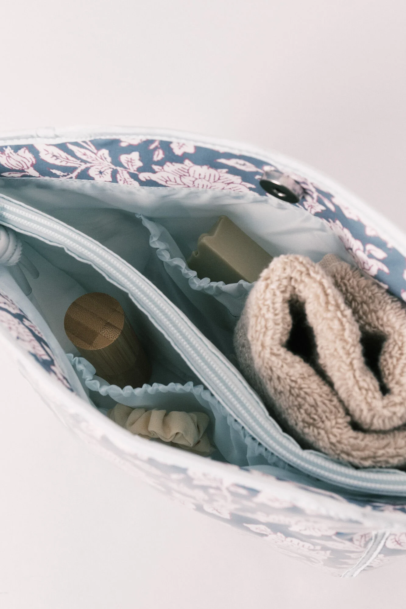 Blue medium floral print vanity case - Image 2