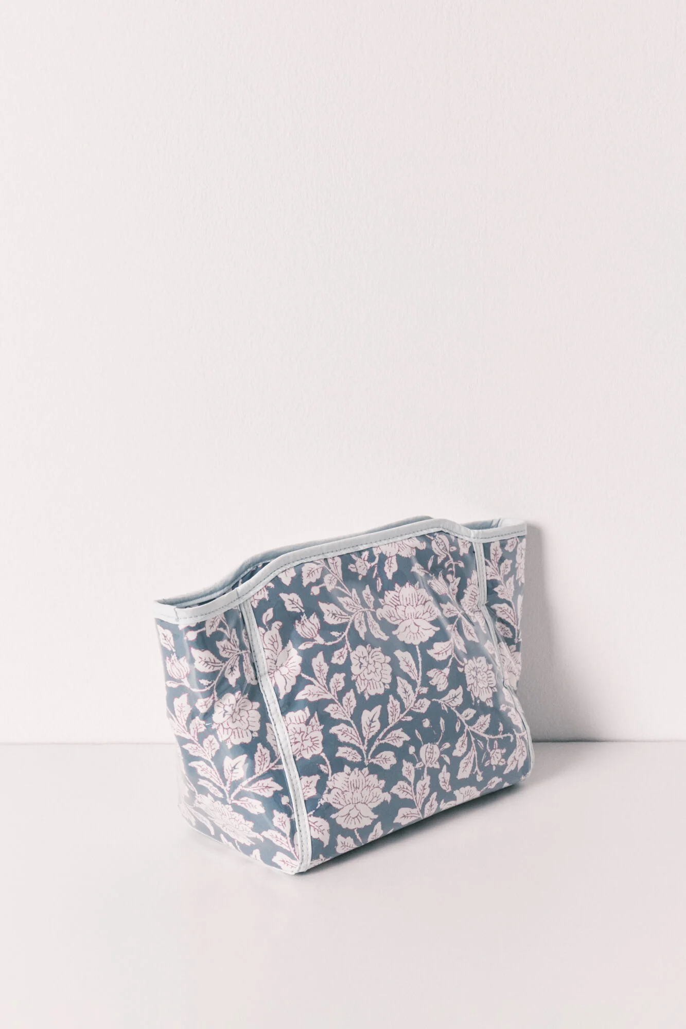 Blue medium floral print vanity case - Image 5