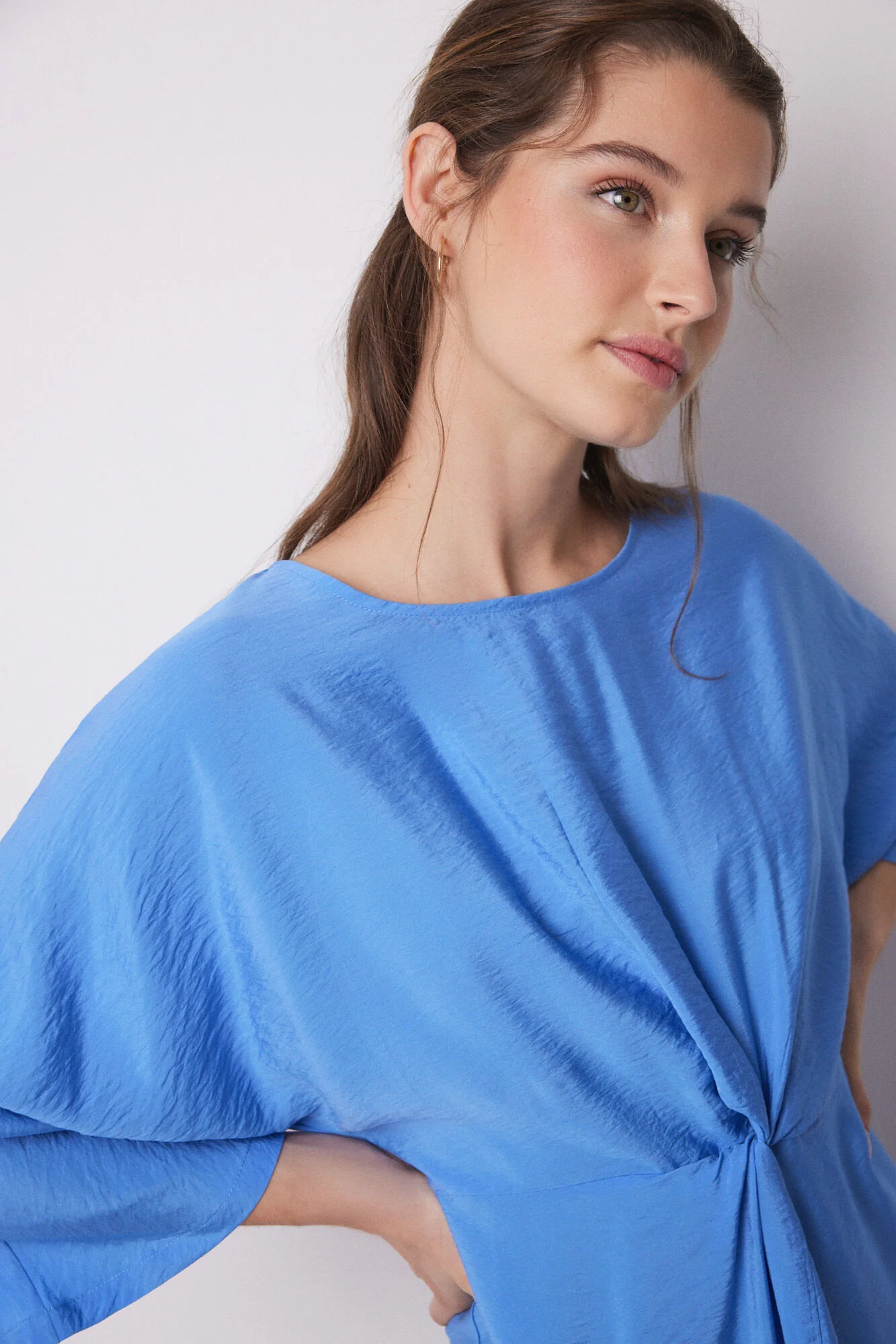 Blue pleated satin caftan dress - Image 4