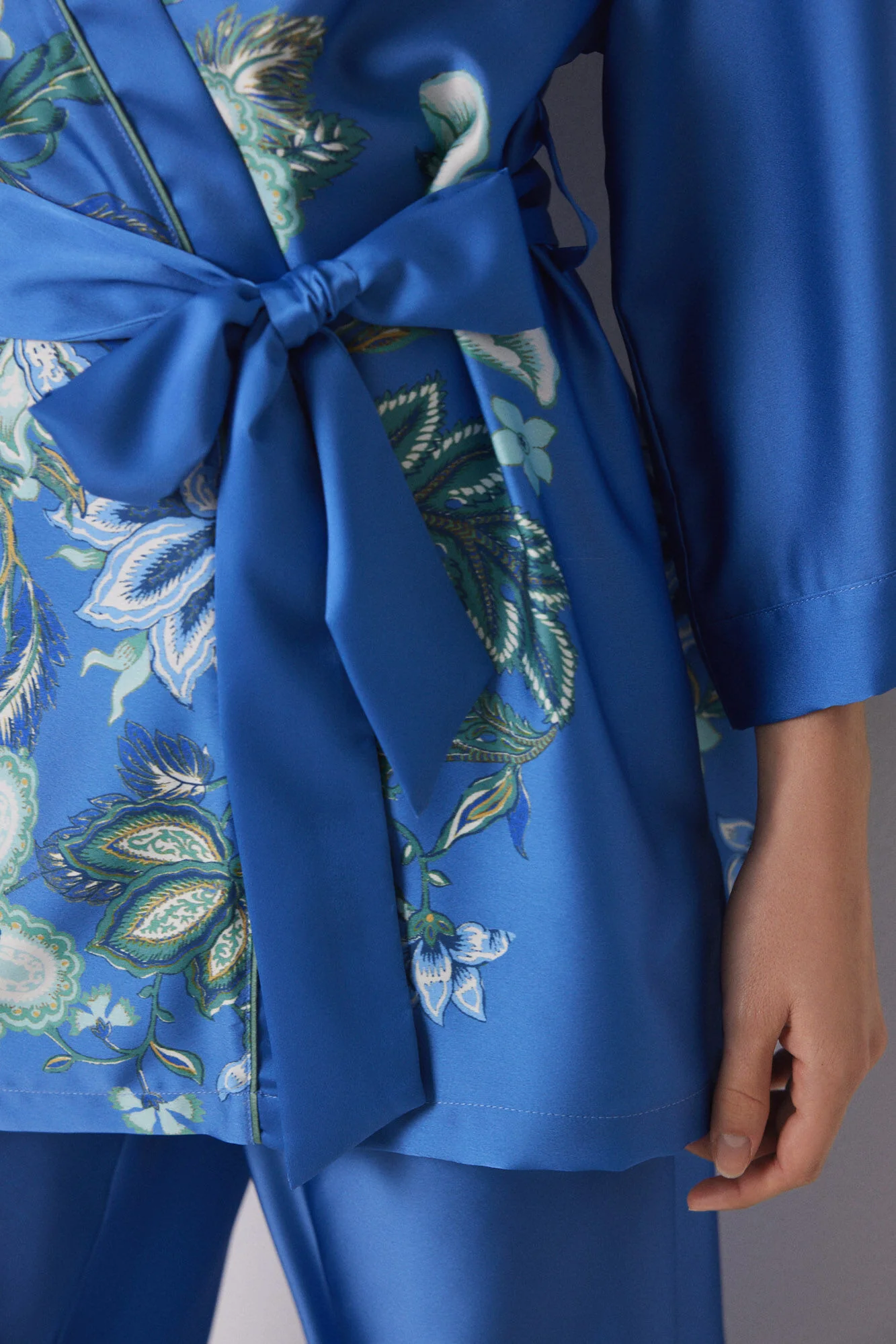 Blue satin and lace pyjamas set - Image 5