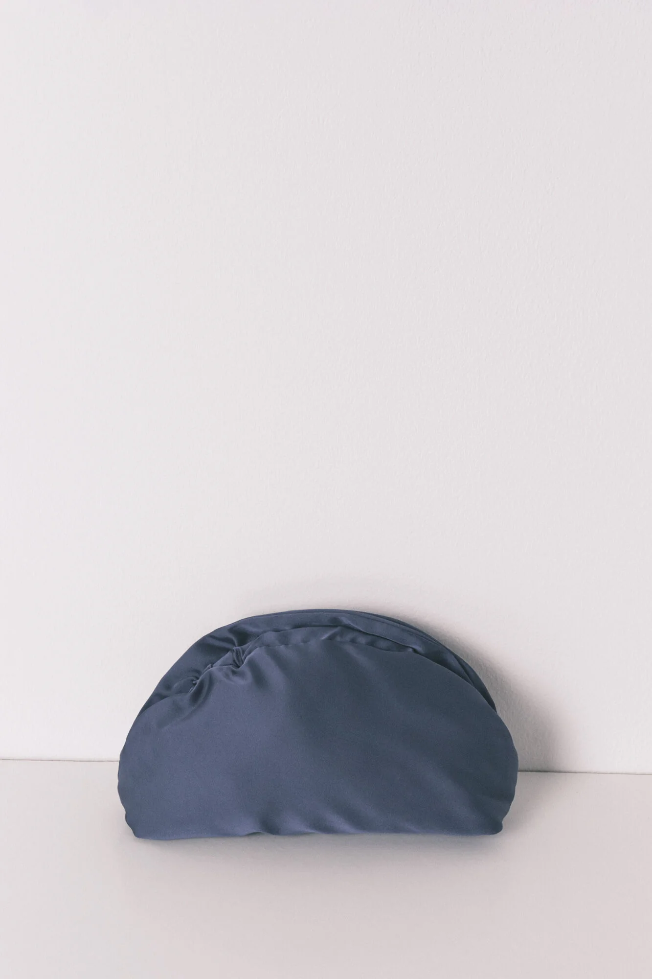 Blue satin vanity case with flap closure - Image 3