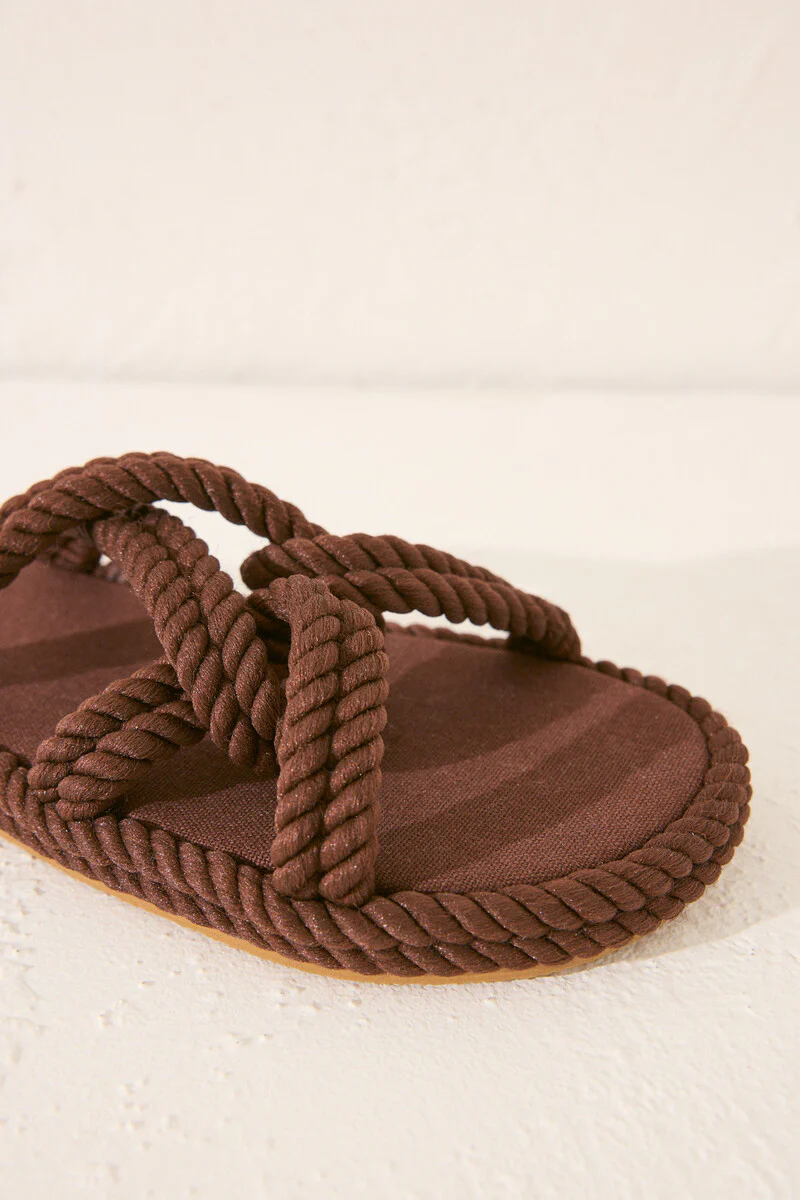 Brown sandals with crossed straps - Image 4