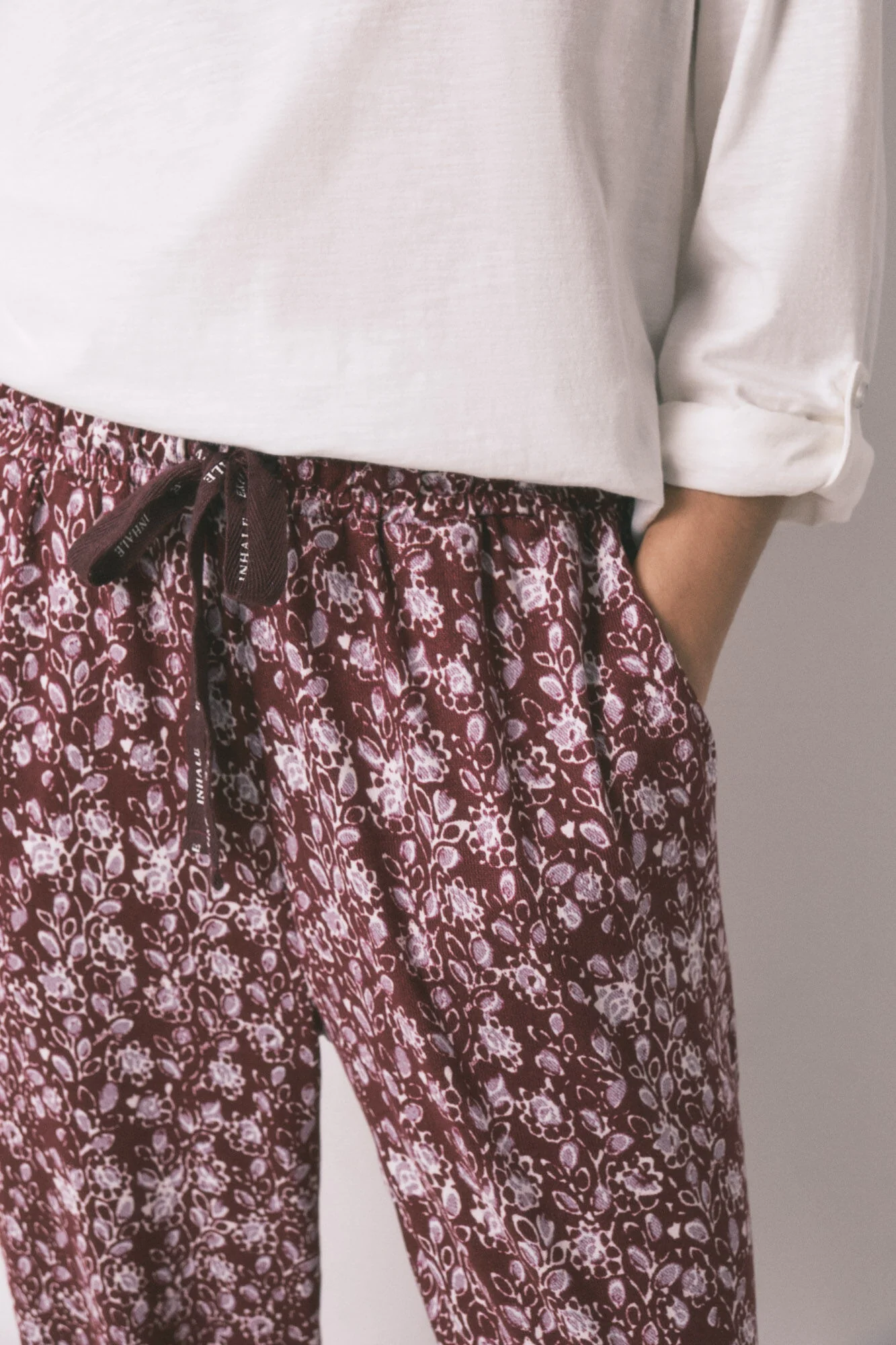 Burgundy long floral print trousers - Image 3