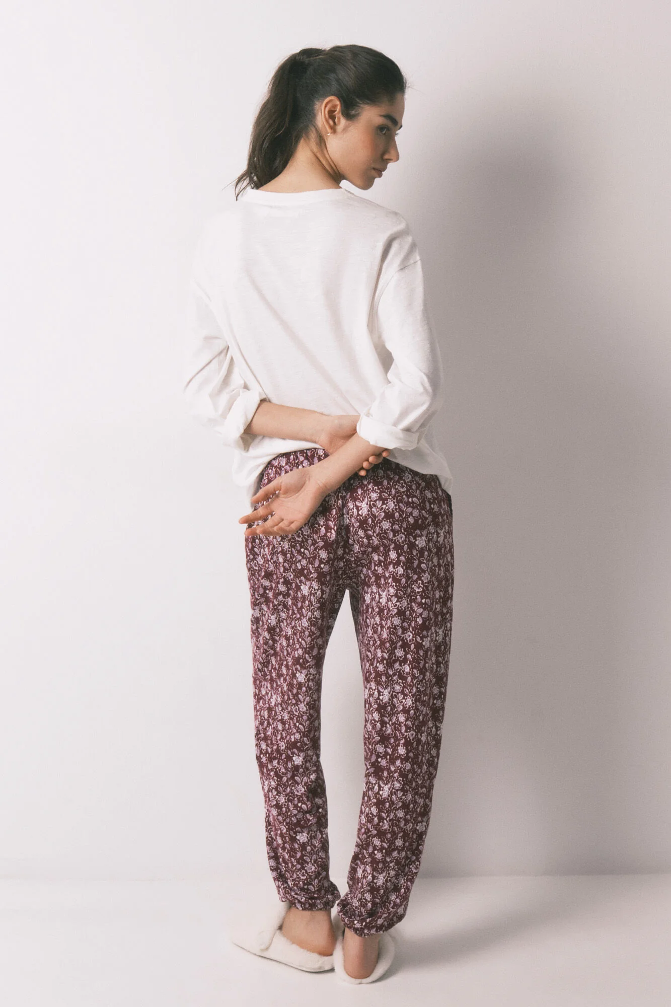 Burgundy long floral print trousers - Image 4