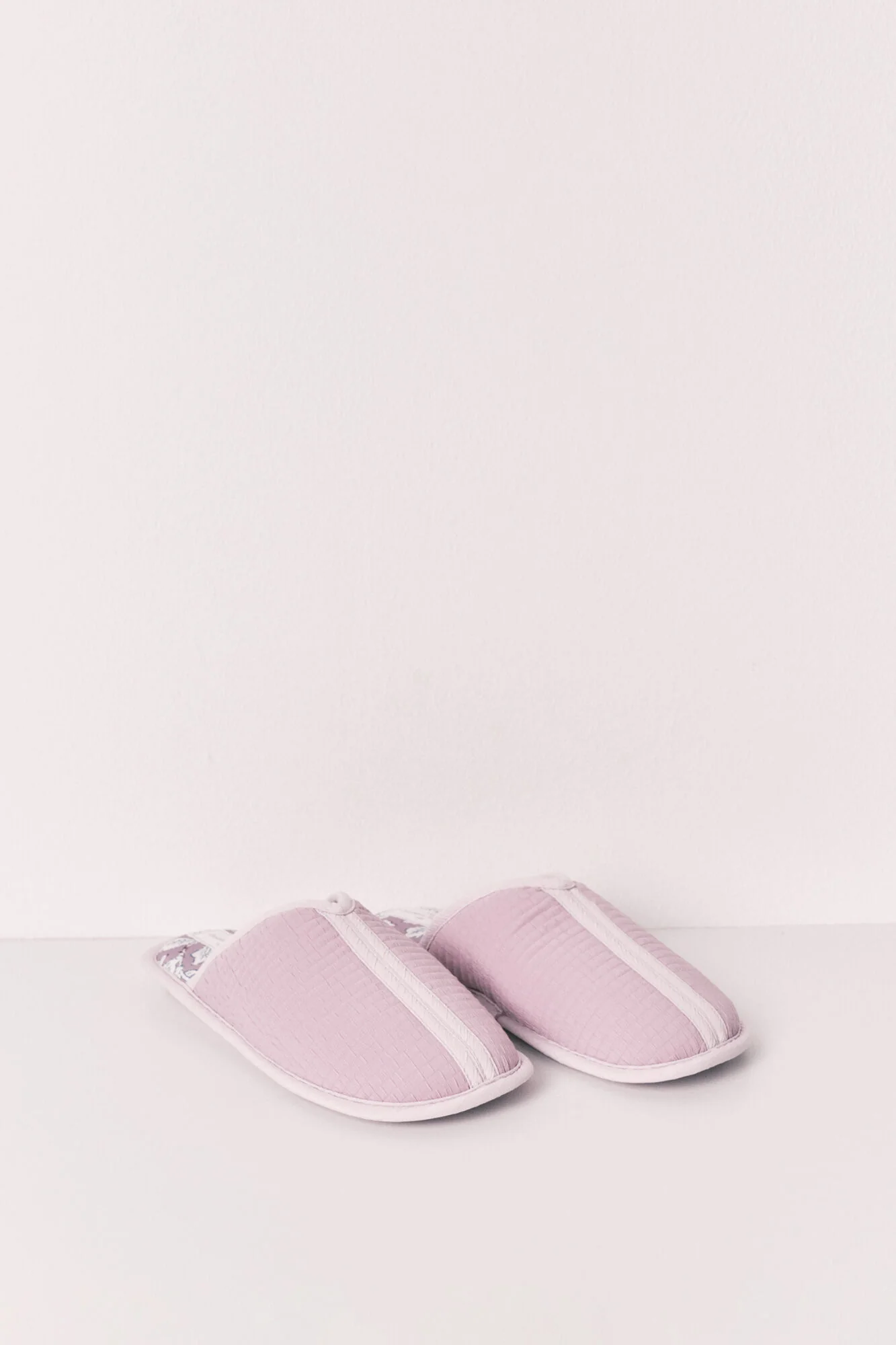 Burgundy printed slippers - Image 4