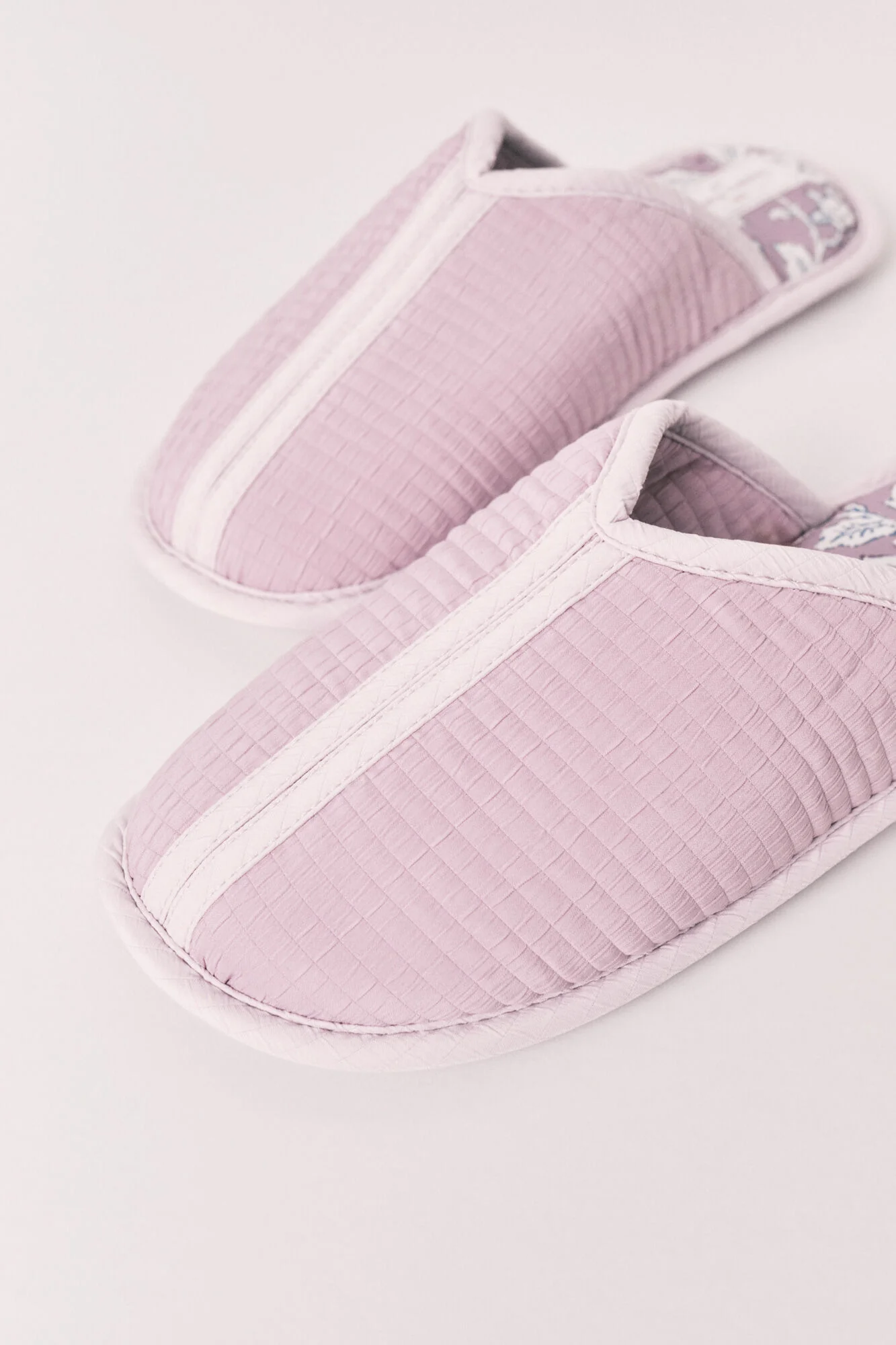 Burgundy printed slippers - Image 5