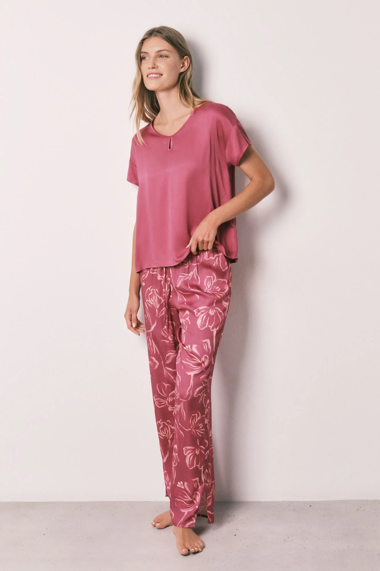 Burgundy satin-finish short sleeve long pyjamas - Image 3
