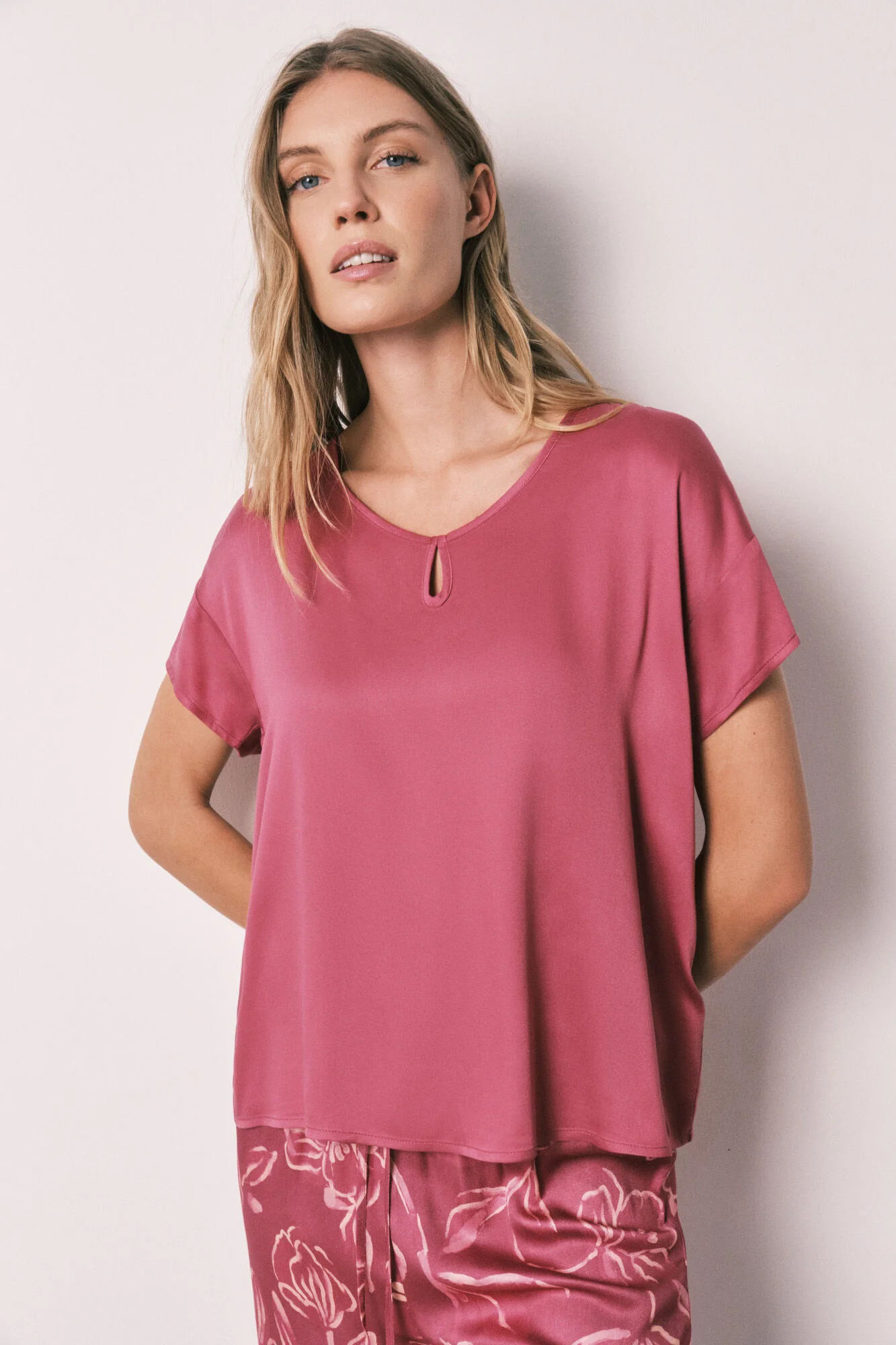 Burgundy satin-finish short sleeve long pyjamas - Image 4
