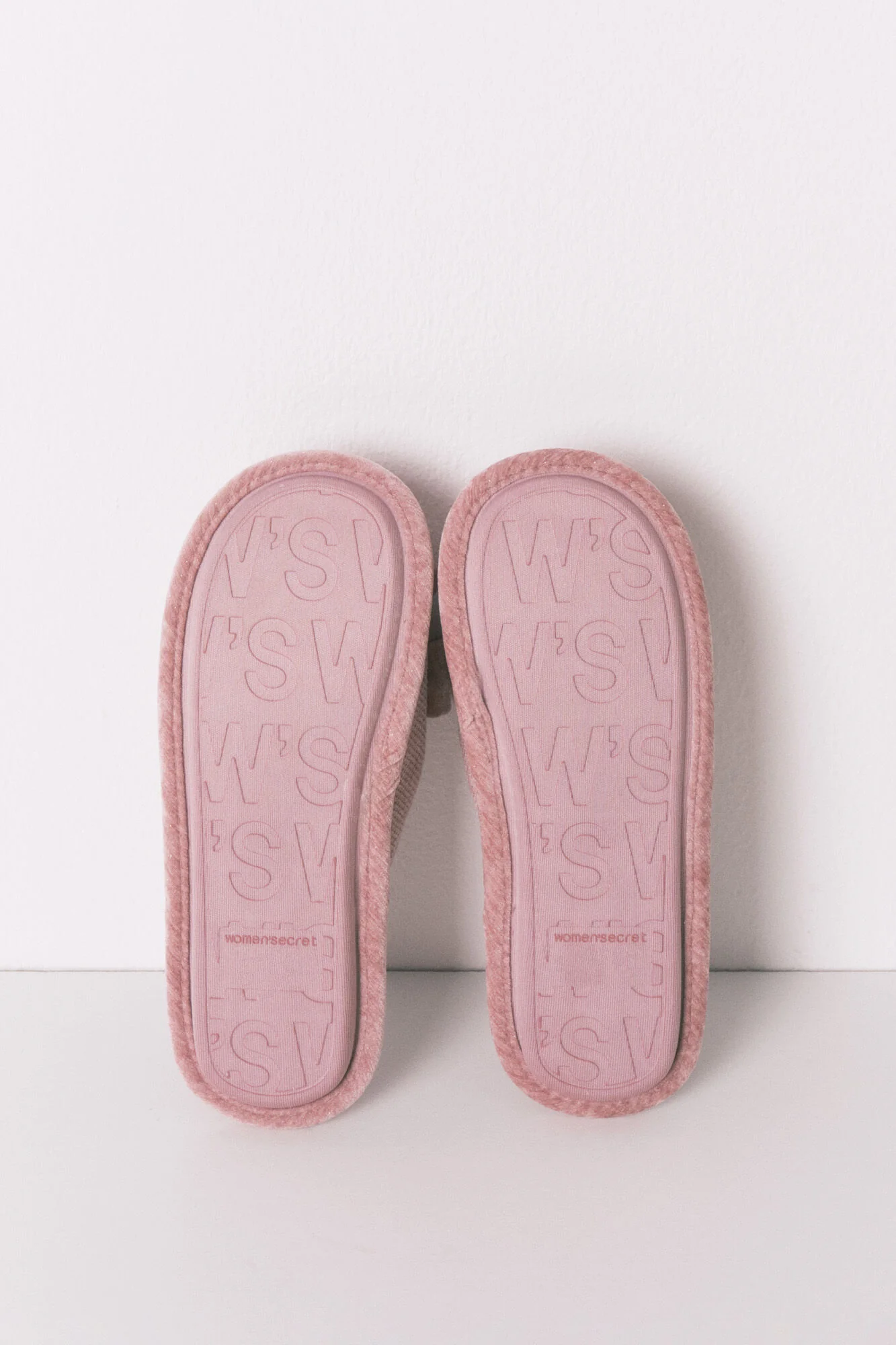 Closed pink chenille slippers - Image 3
