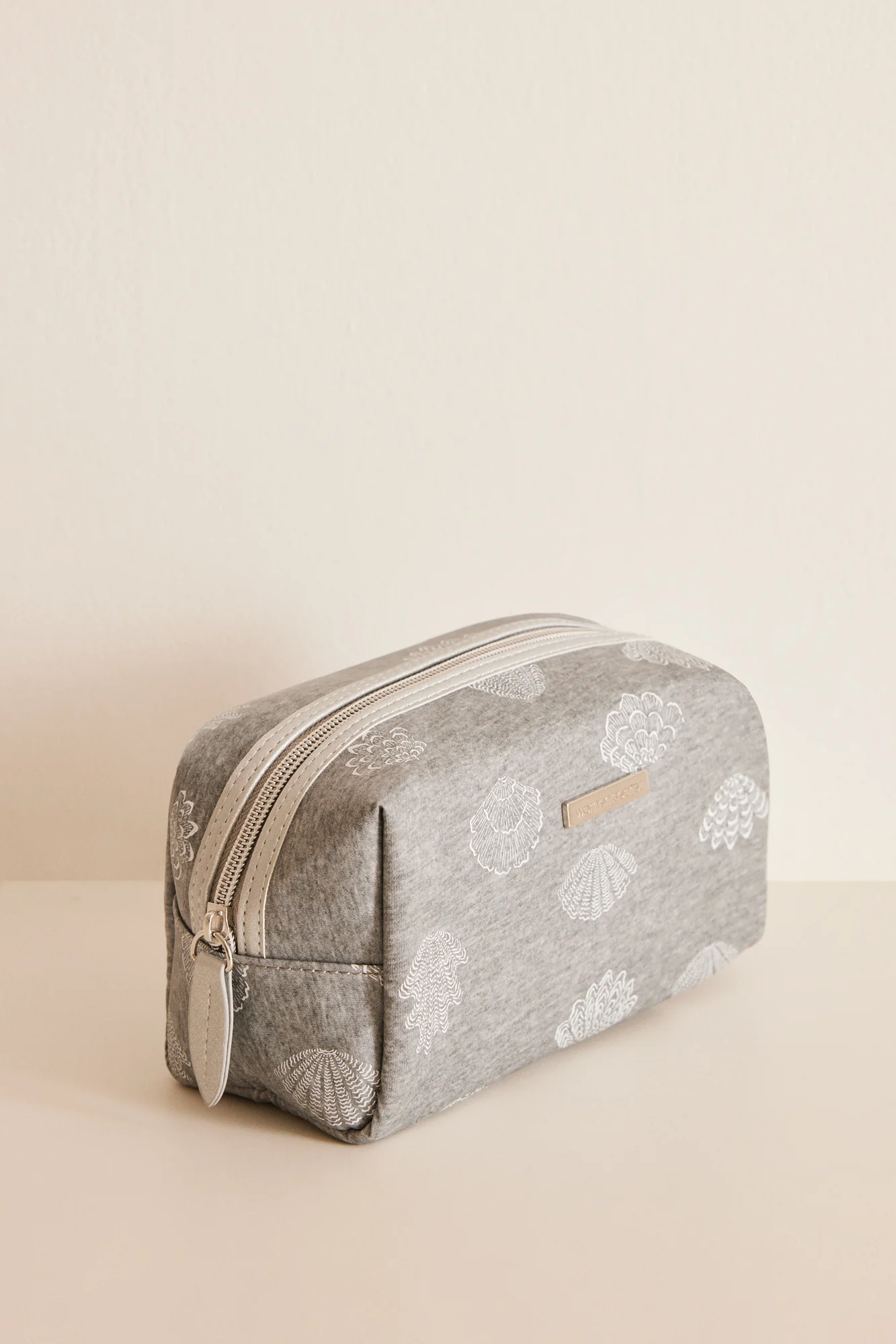 Medium-sized grey make-up case with stars in the sea - Image 4