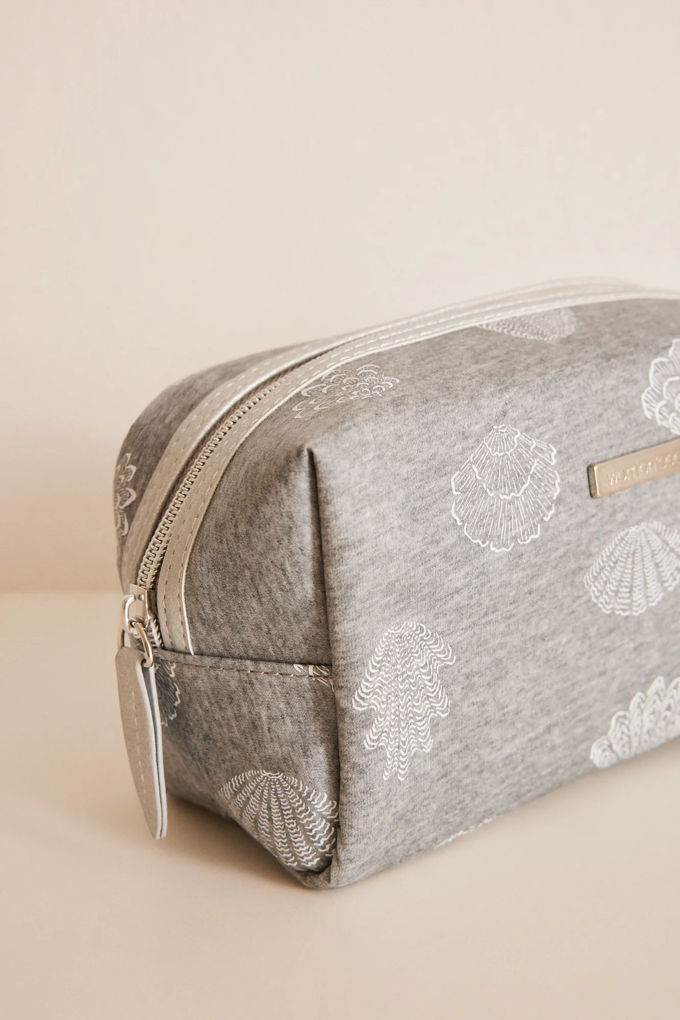 Medium-sized grey make-up case with stars in the sea - Image 5