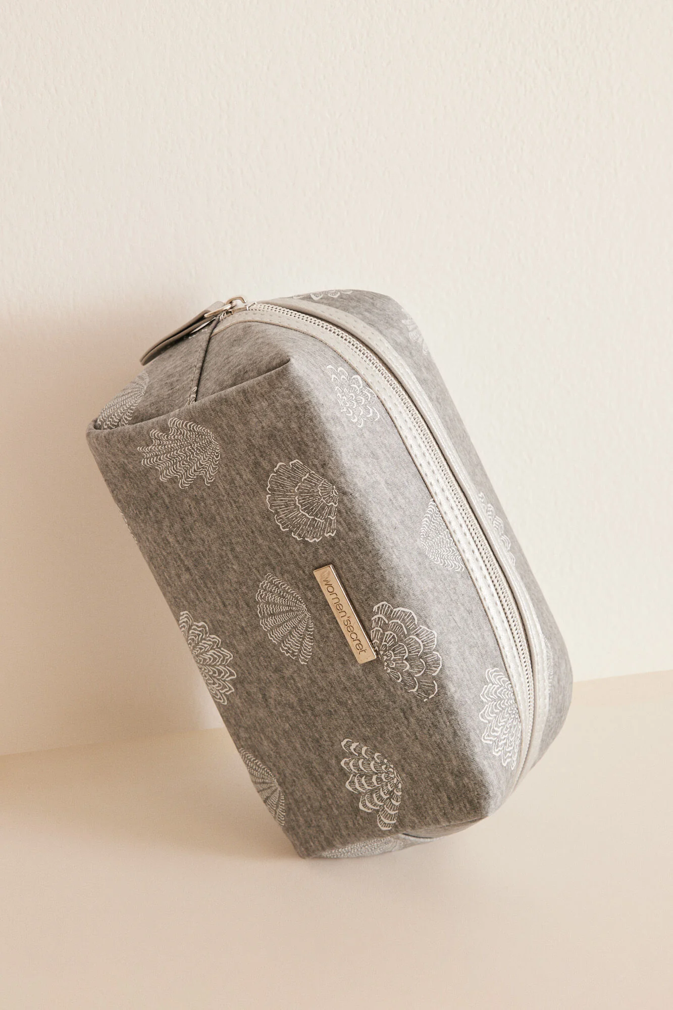 Medium-sized grey make-up case with stars in the sea - Image 6
