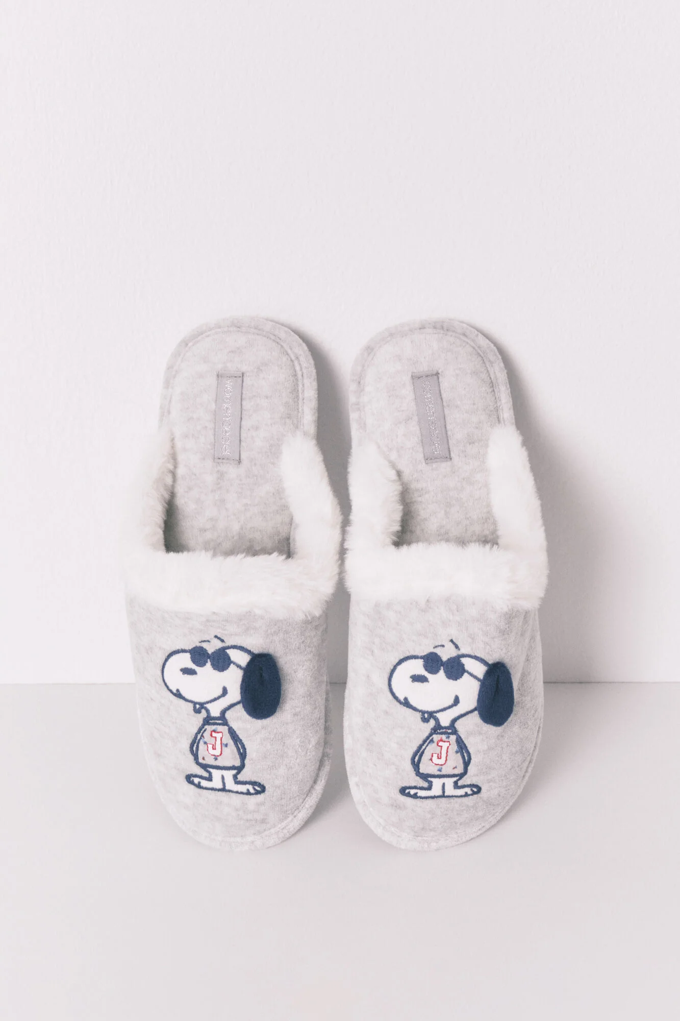 Dark grey Snoopy slippers - Image 2
