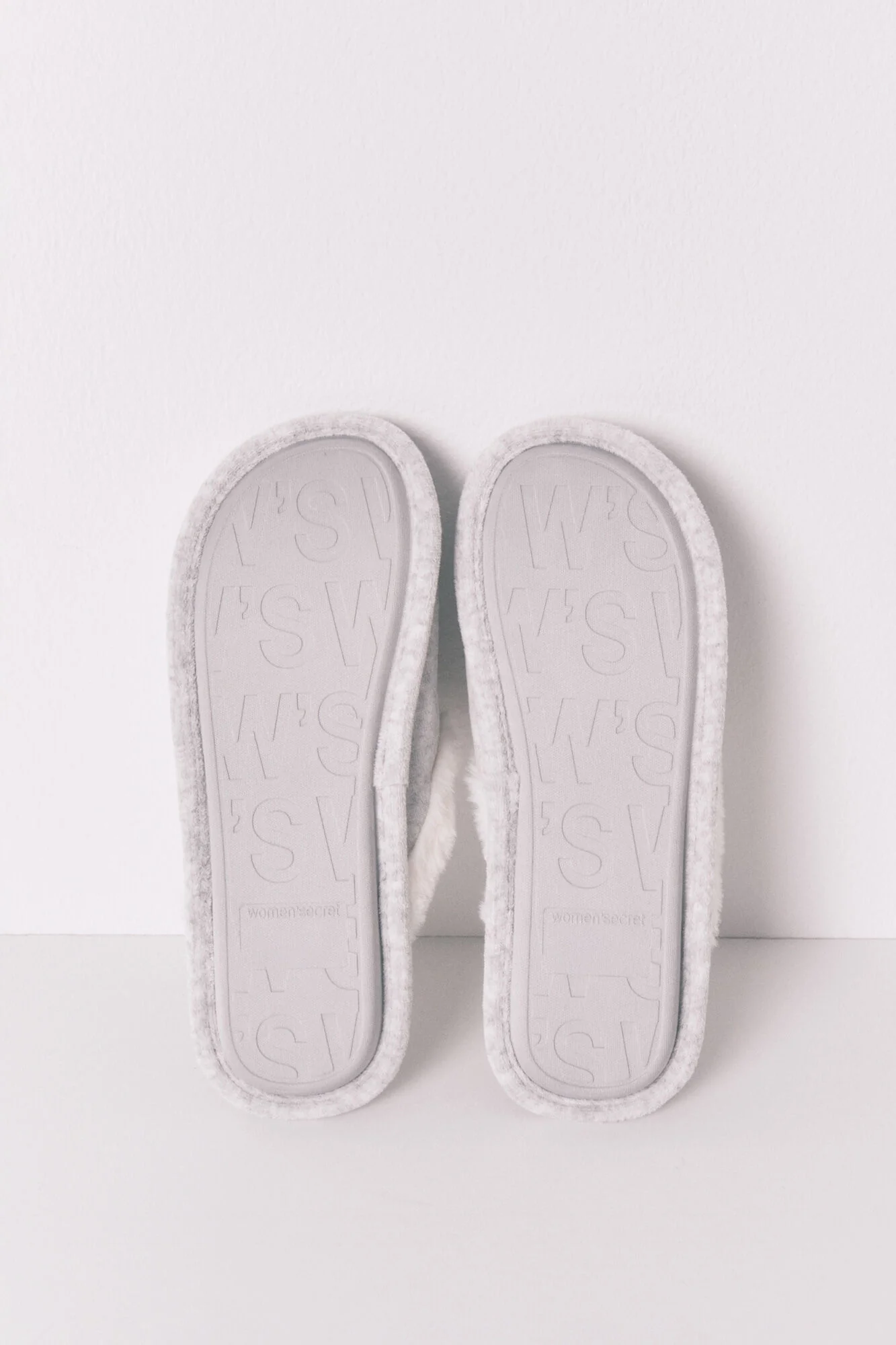 Dark grey Snoopy slippers - Image 3