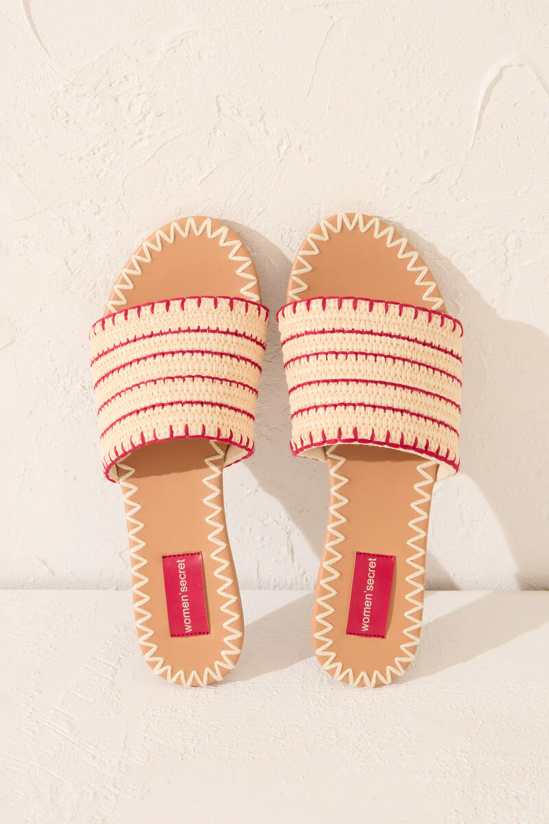 Flat sandals with raffia upper