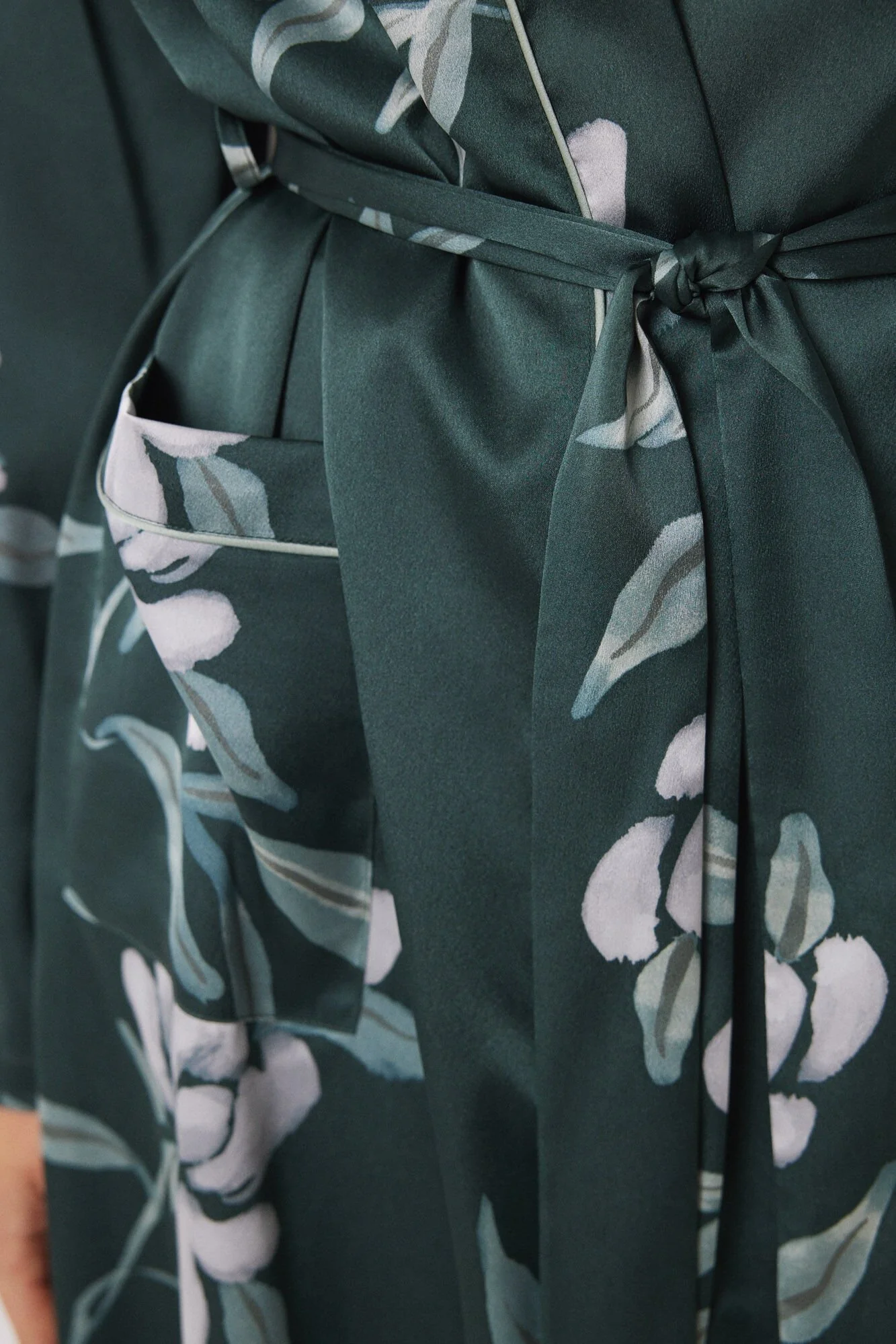 Long floral satin robe - Image 4