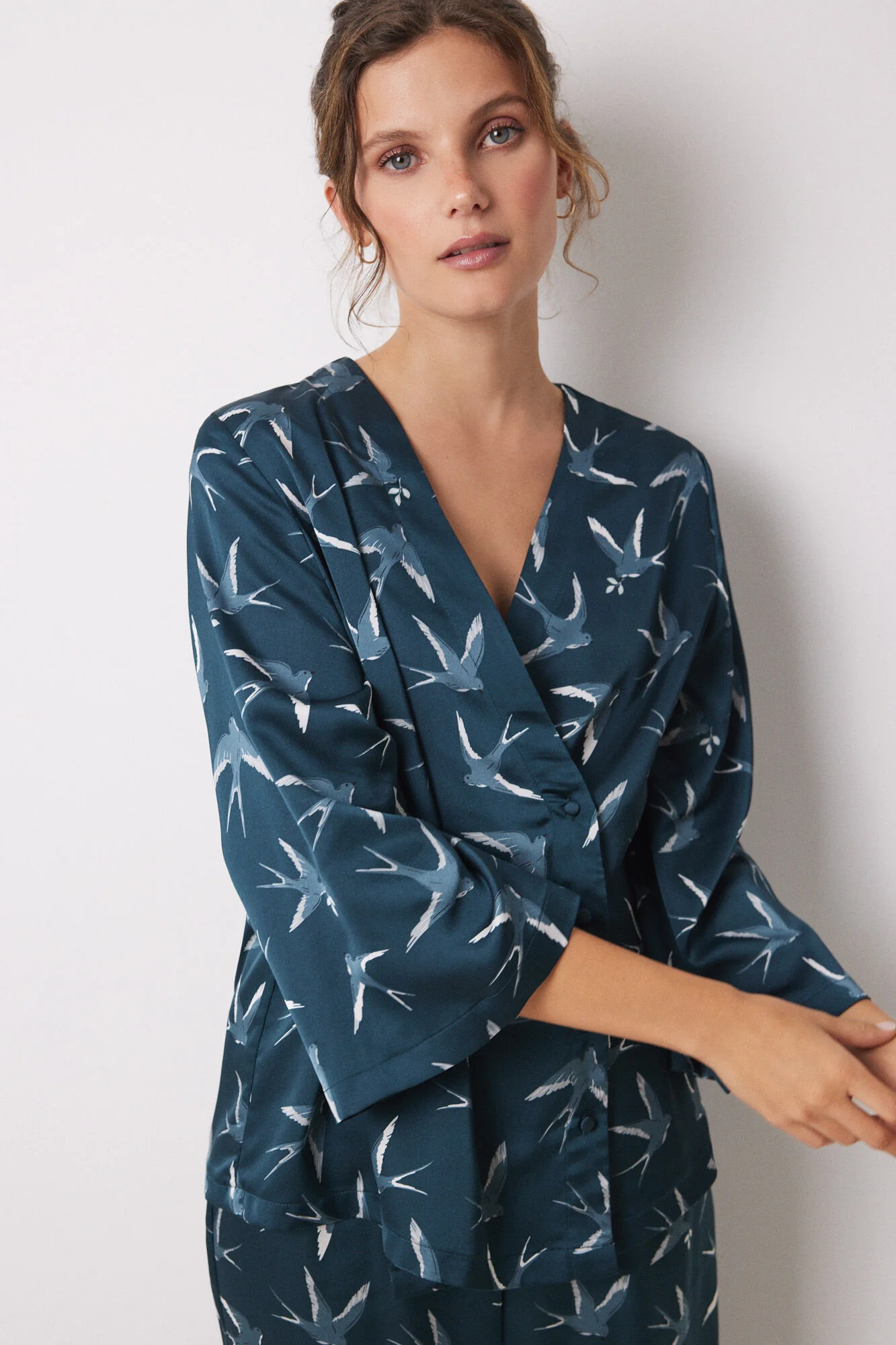 Long satin pajamas with bird print - Image 2