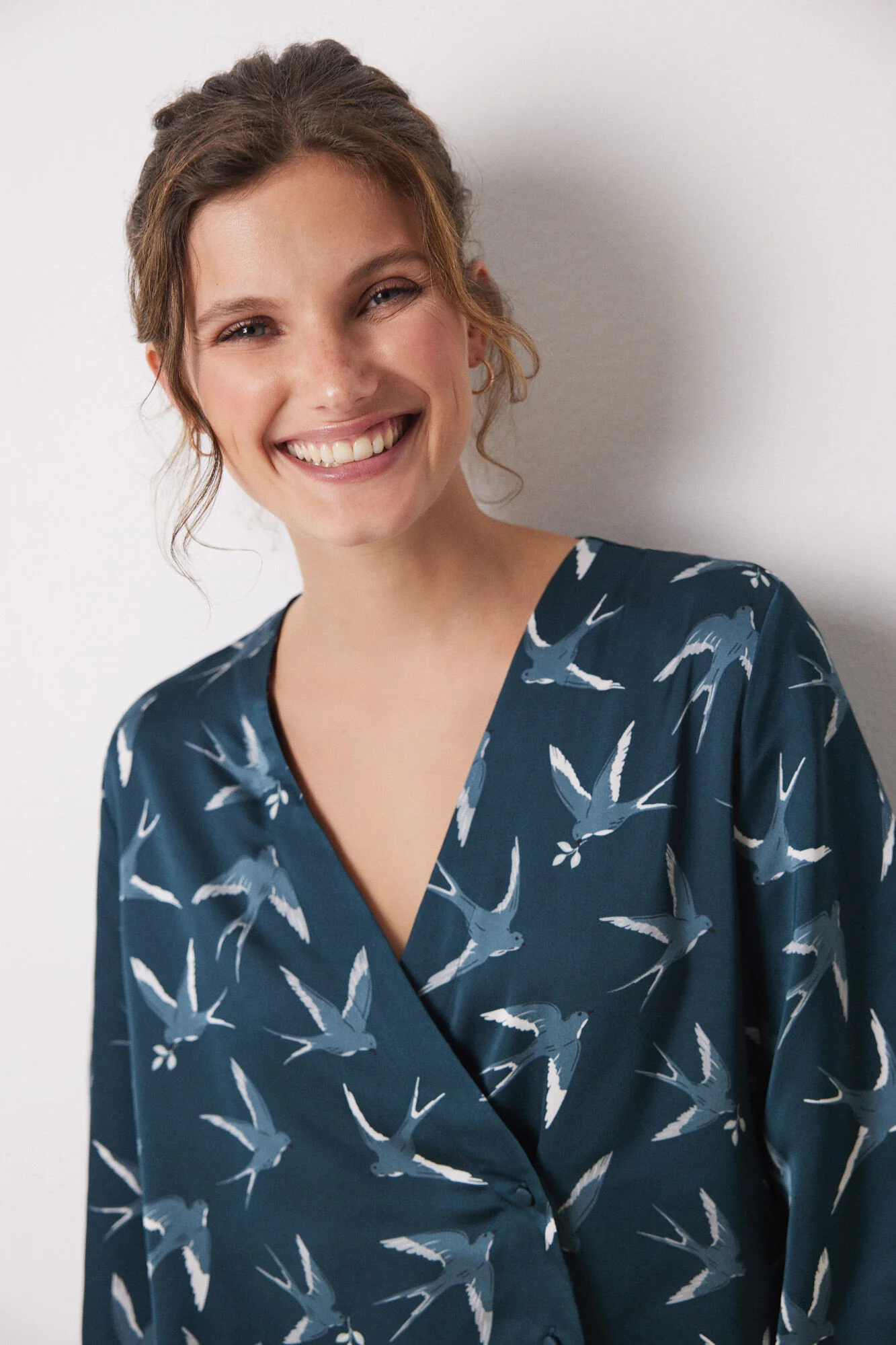 Long satin pajamas with bird print - Image 3