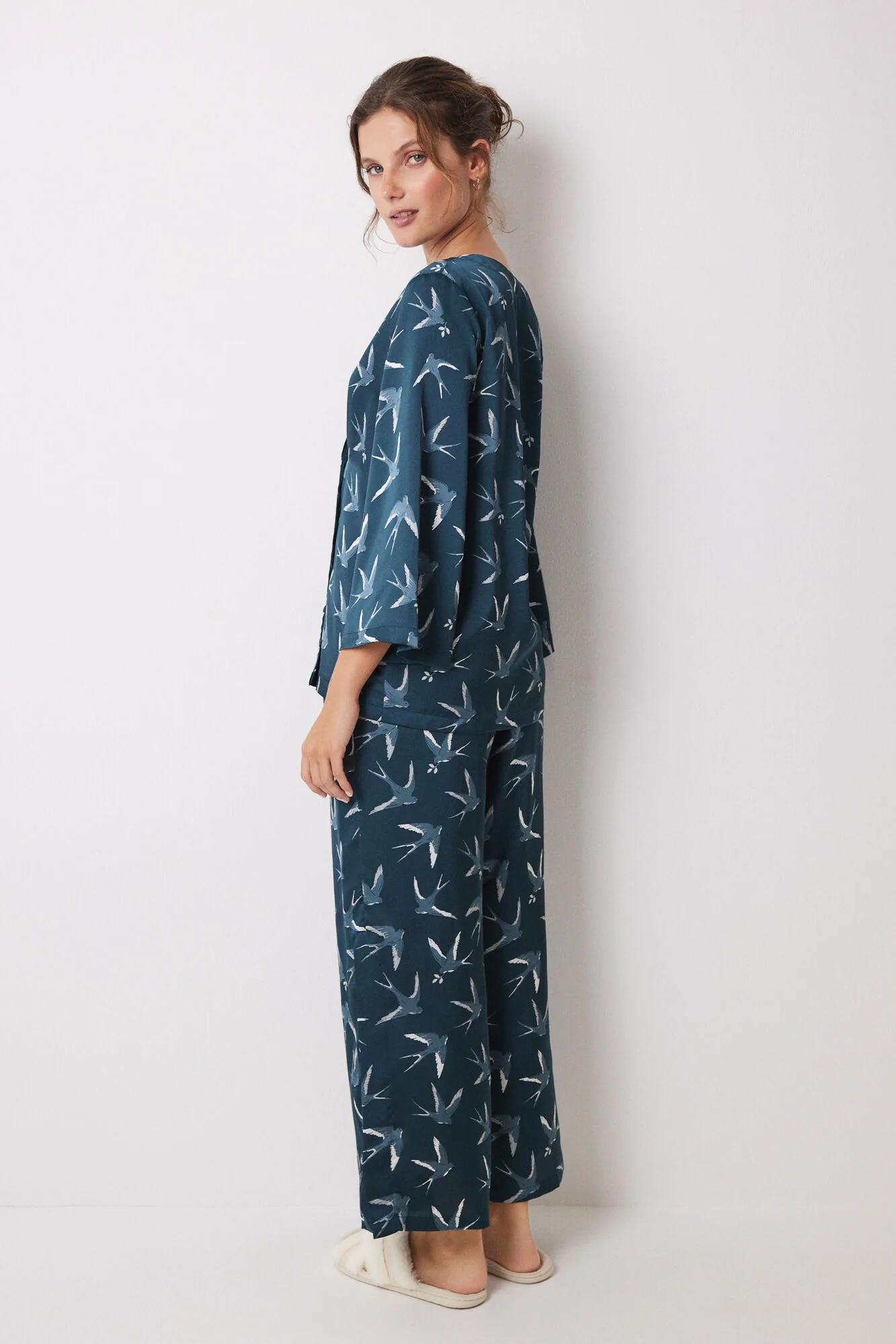 Long satin pajamas with bird print - Image 4