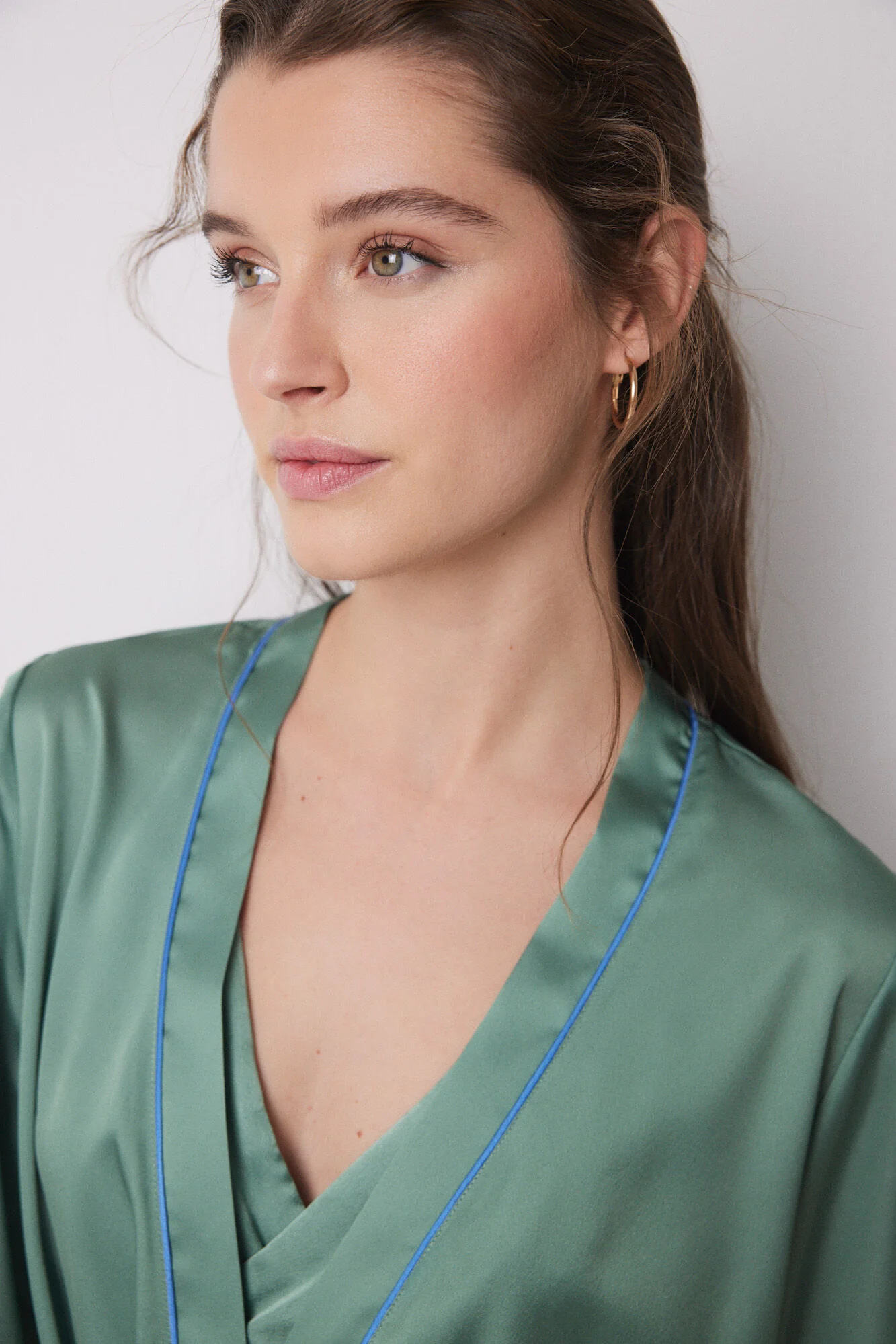 Green satin midi robe with flowers - Image 4