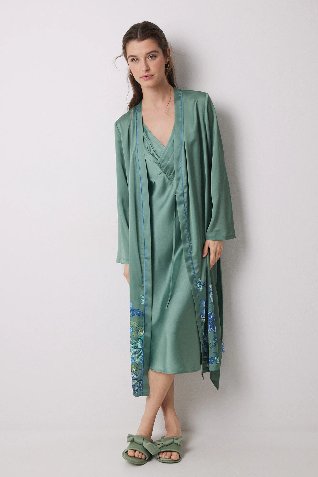 Green satin midi robe with flowers - Image 5