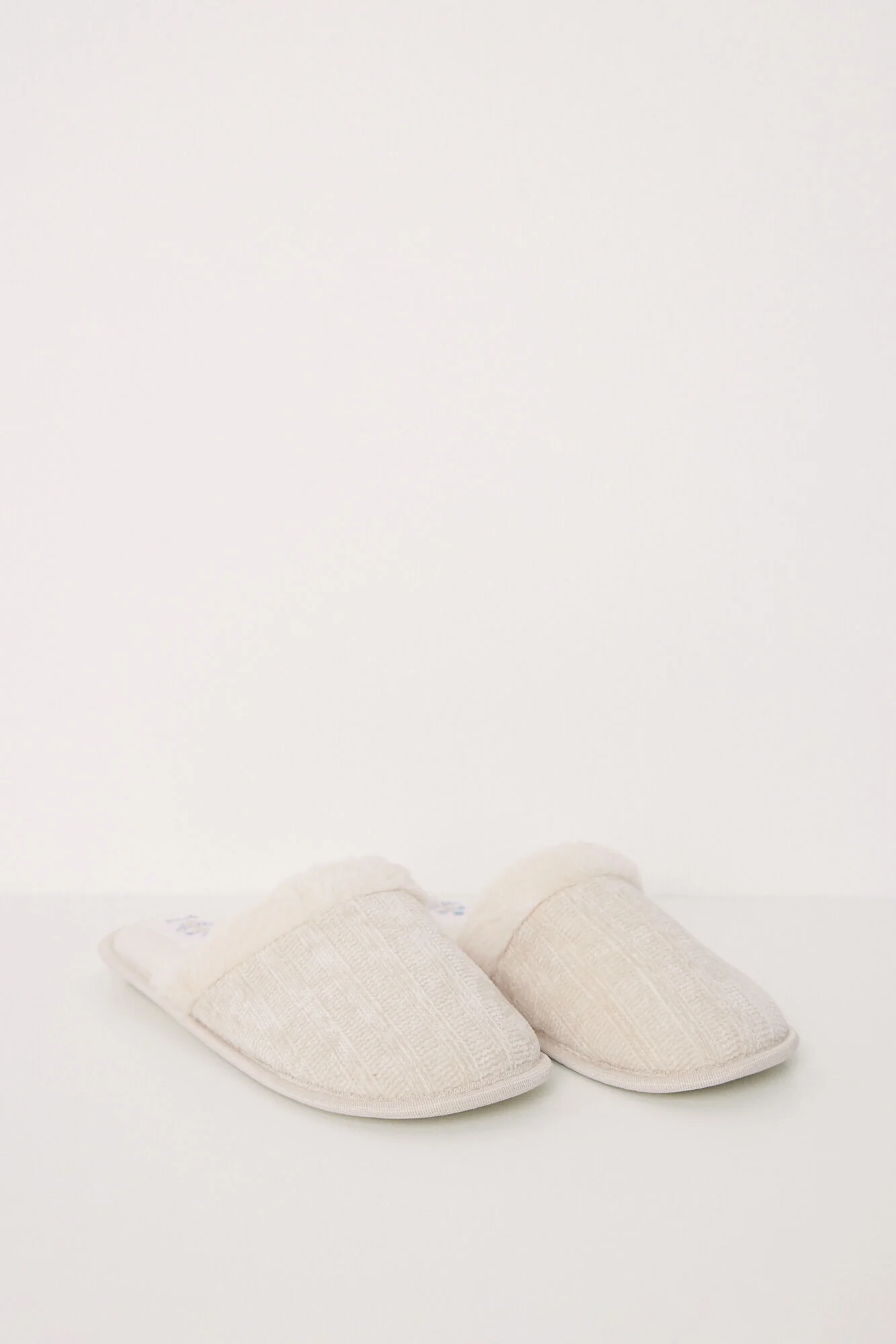Ivory chenille house slippers - Image 3
