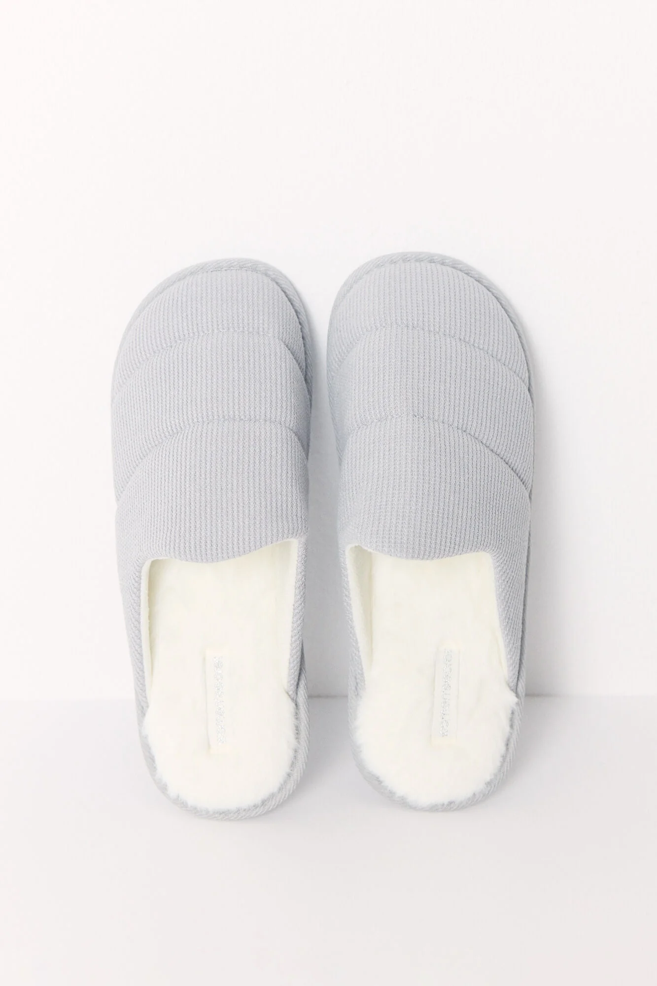 Closed gray house slippers - Image 3