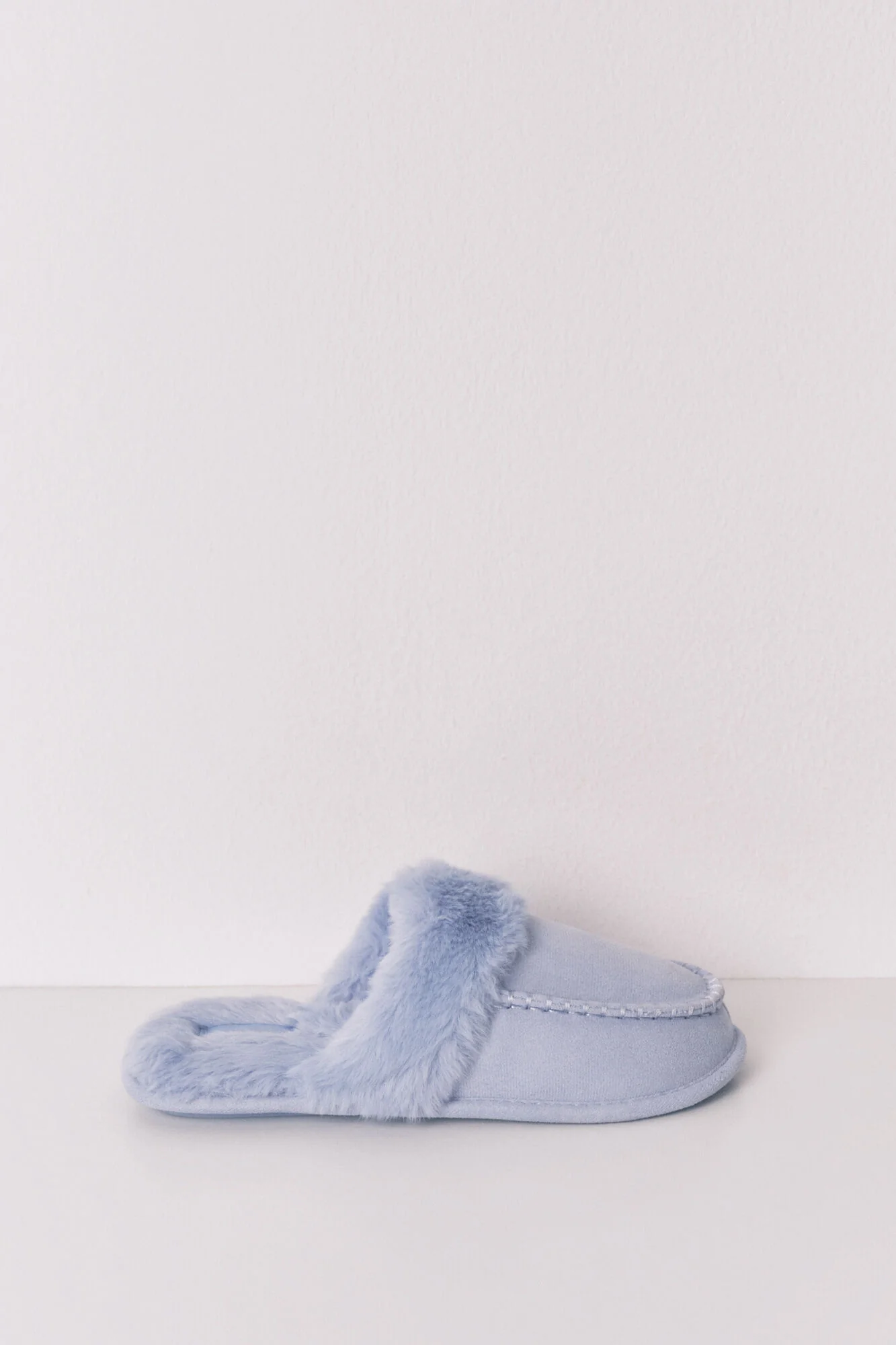 Lilac synthetic fur slippers
