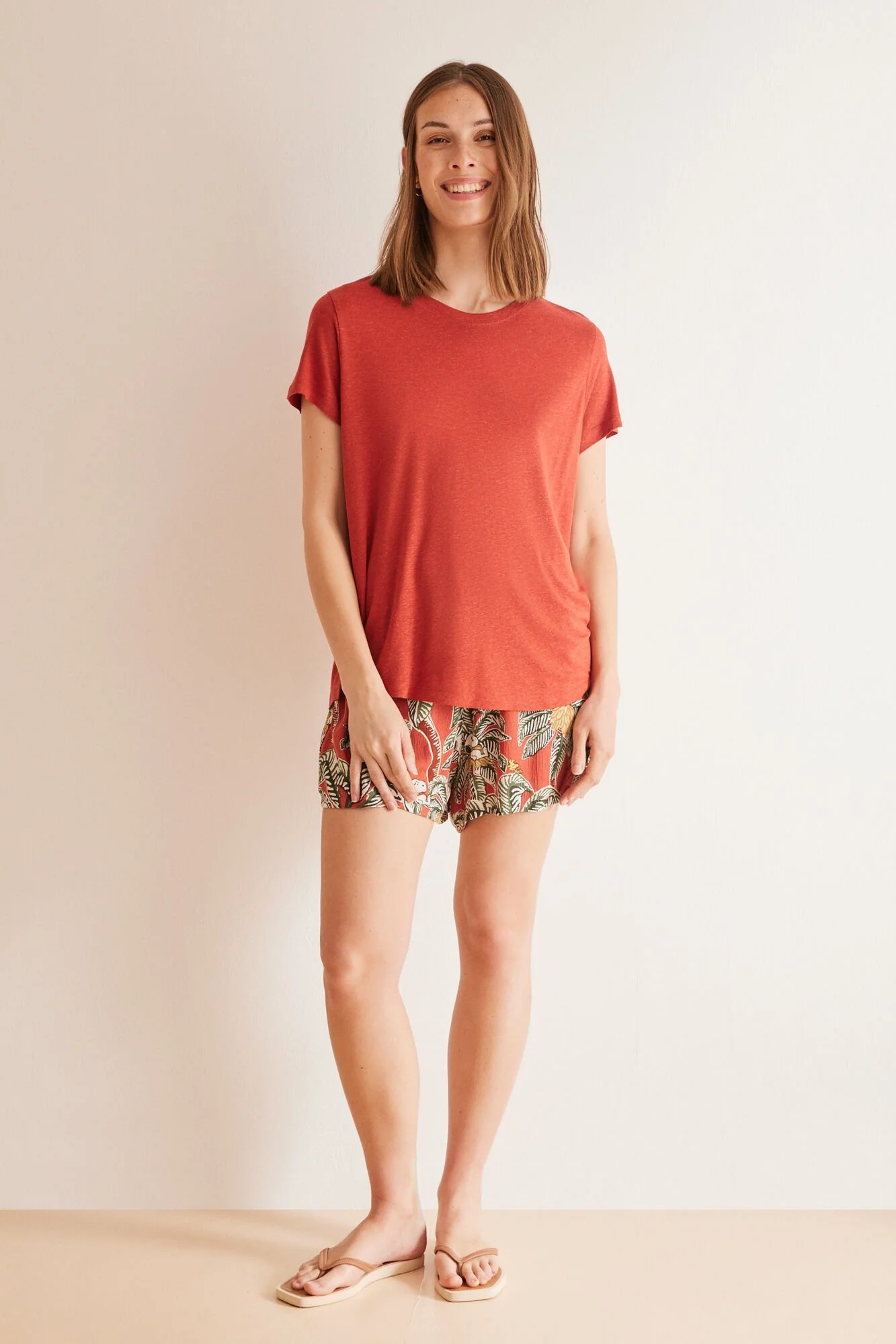 Red short-sleeved T-shirt