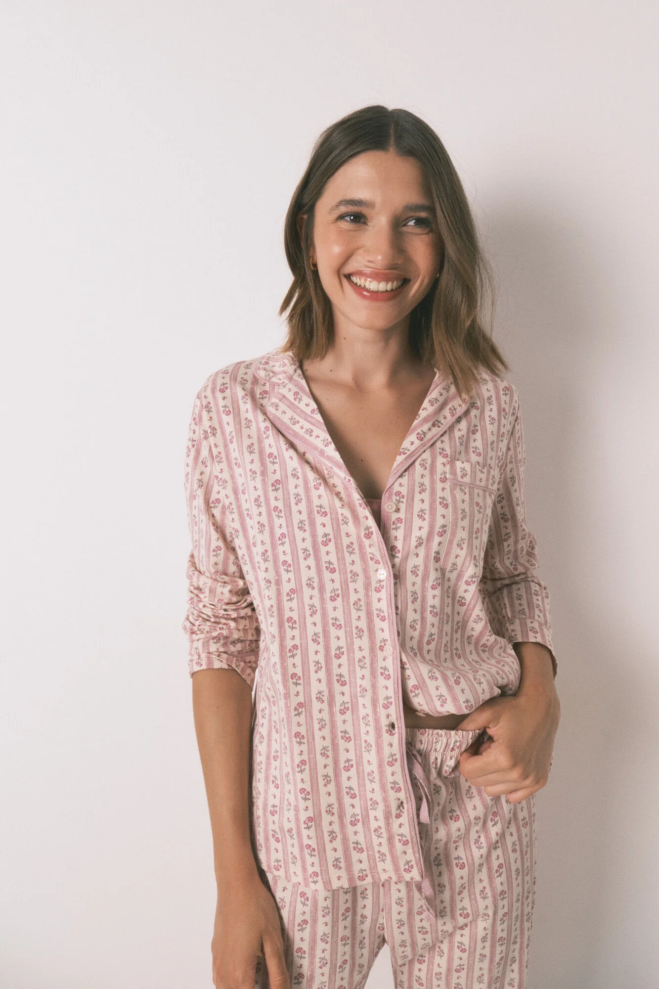 Long 100% cotton classic pyjamas with pink flowers - Image 4