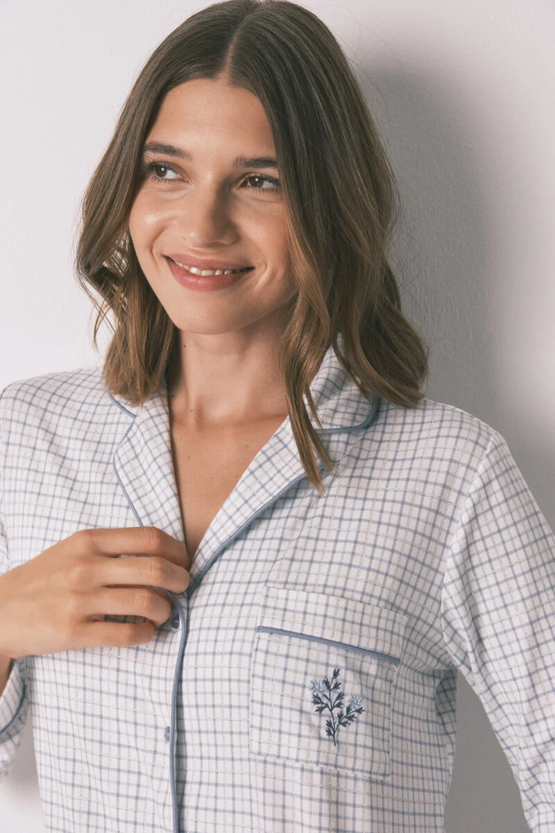 Long checkered classic pyjamas with a shiny effect - Image 4