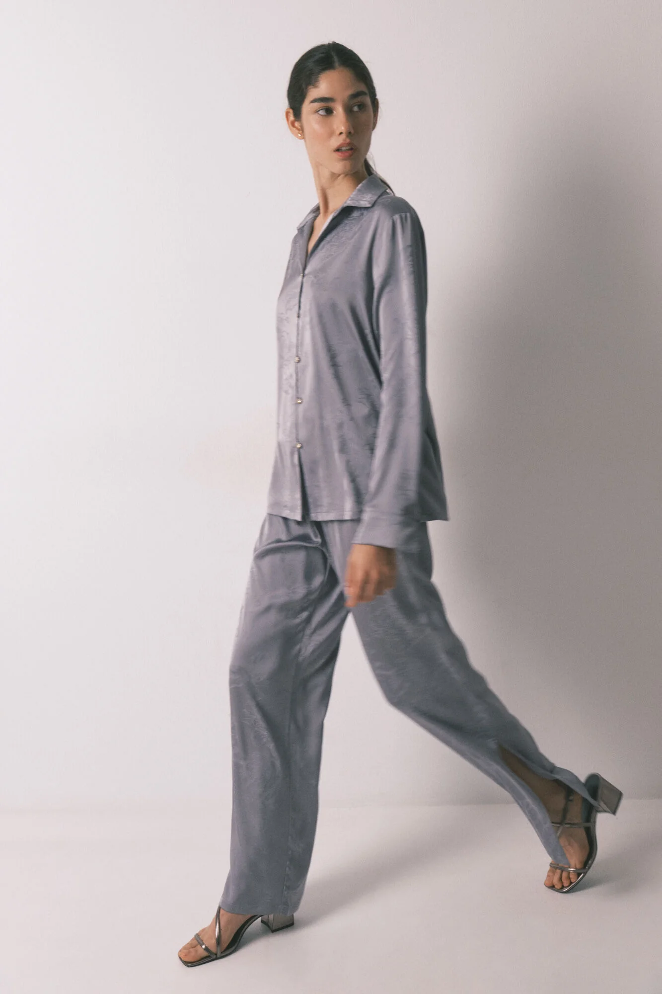 Long classic pyjamas in grey jacquard satin