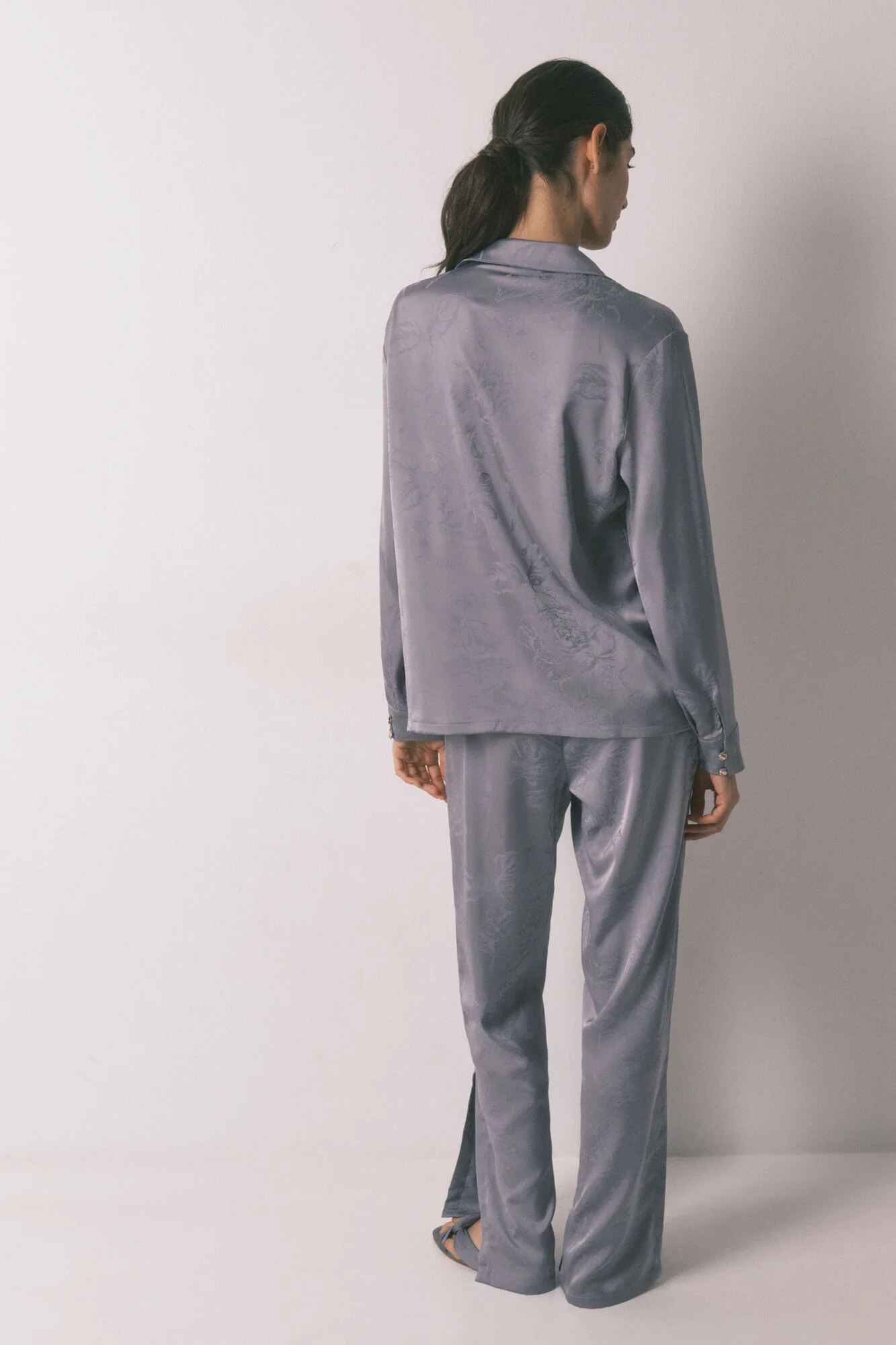 Long classic pyjamas in grey jacquard satin - Image 2