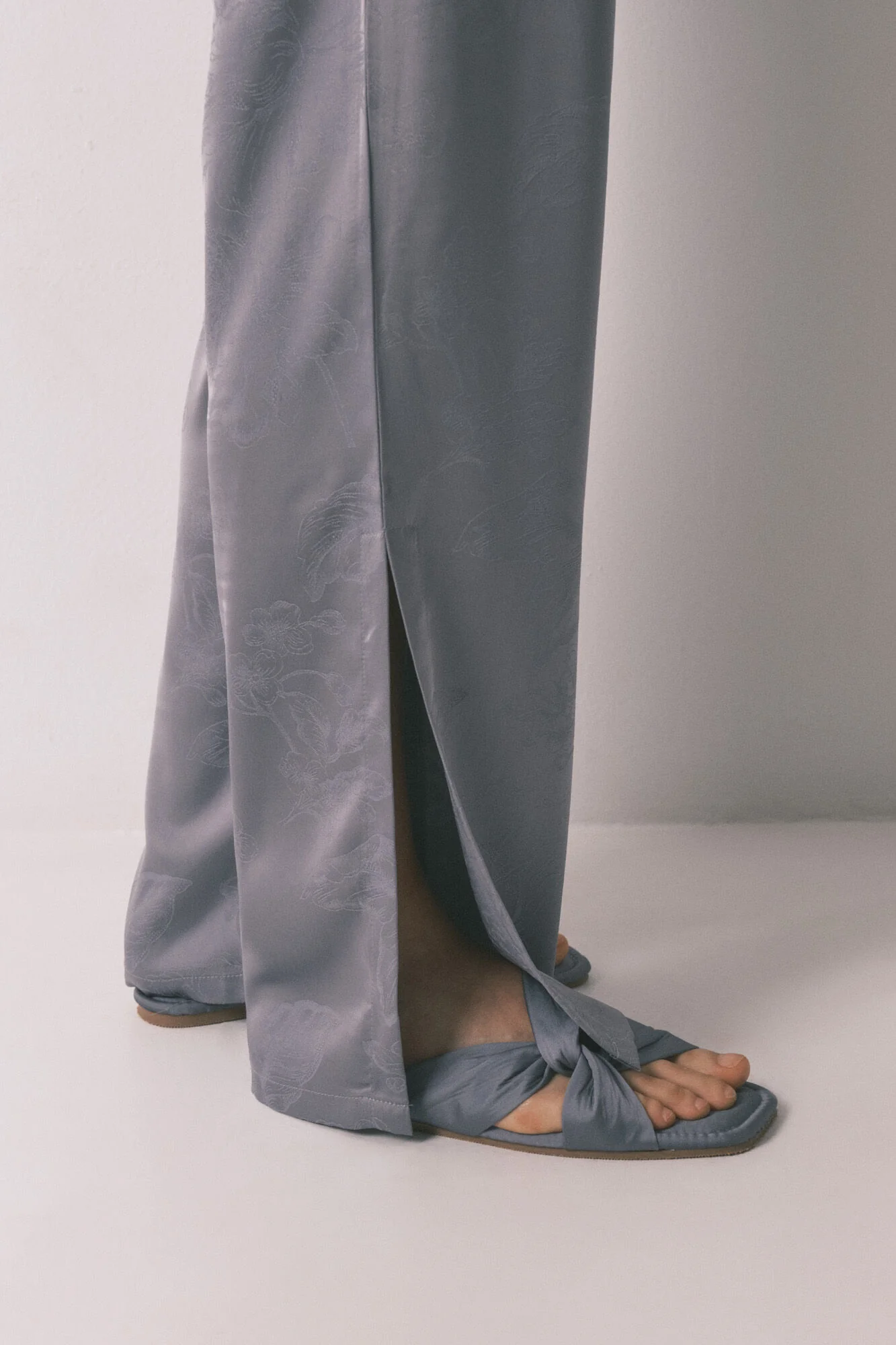 Long classic pyjamas in grey jacquard satin - Image 3