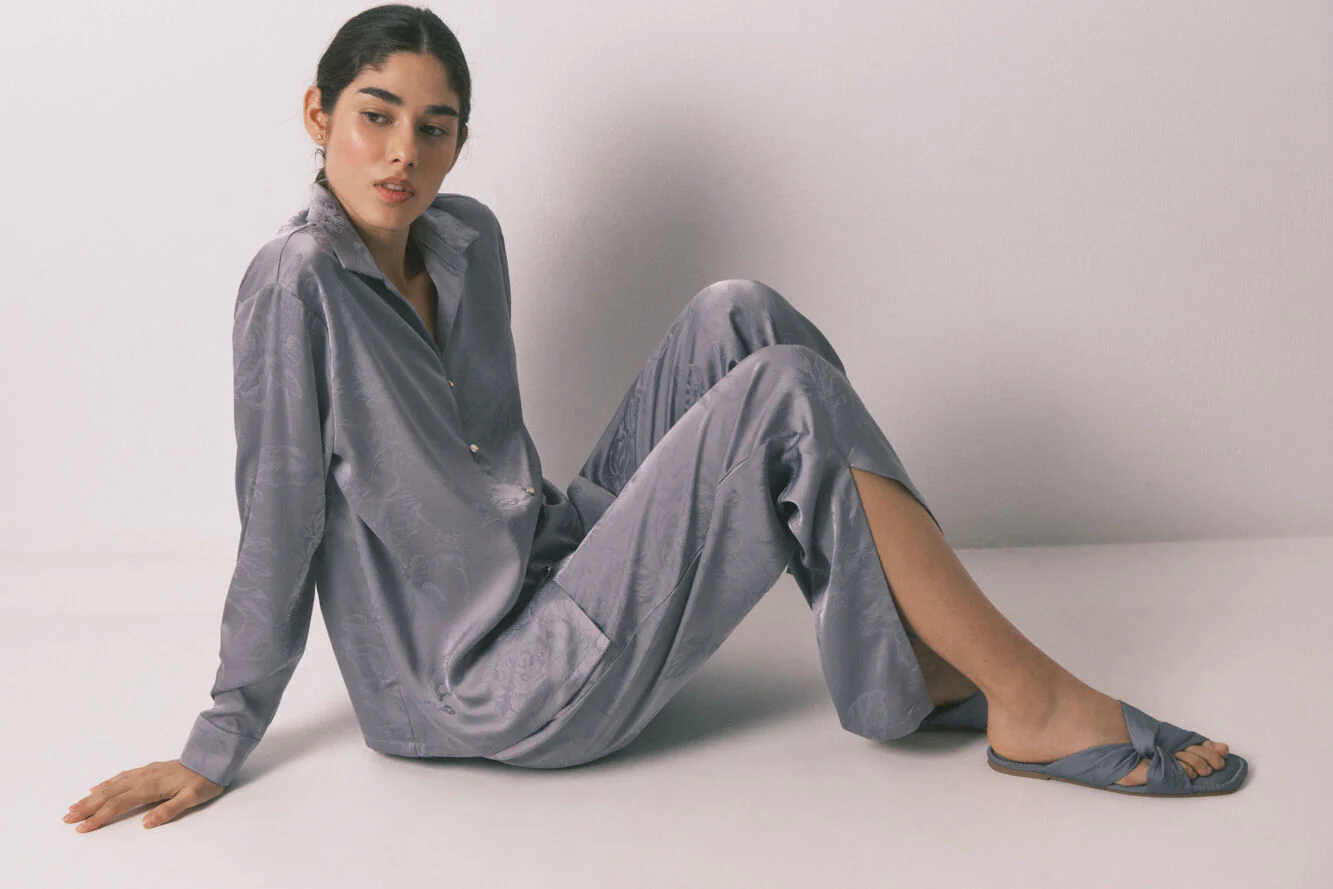 Long classic pyjamas in grey jacquard satin - Image 4