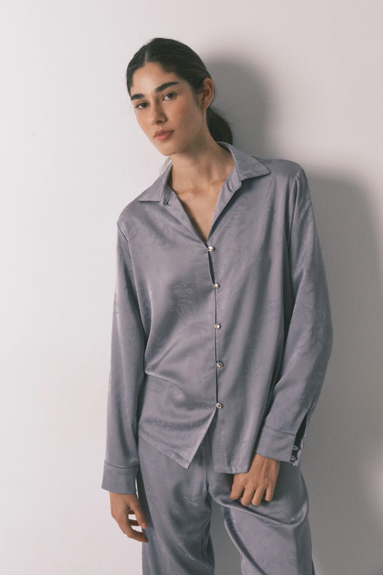 Long classic pyjamas in grey jacquard satin - Image 5