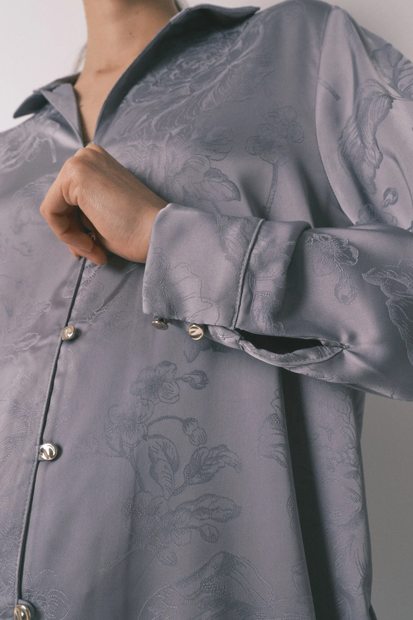 Long classic pyjamas in grey jacquard satin - Image 7