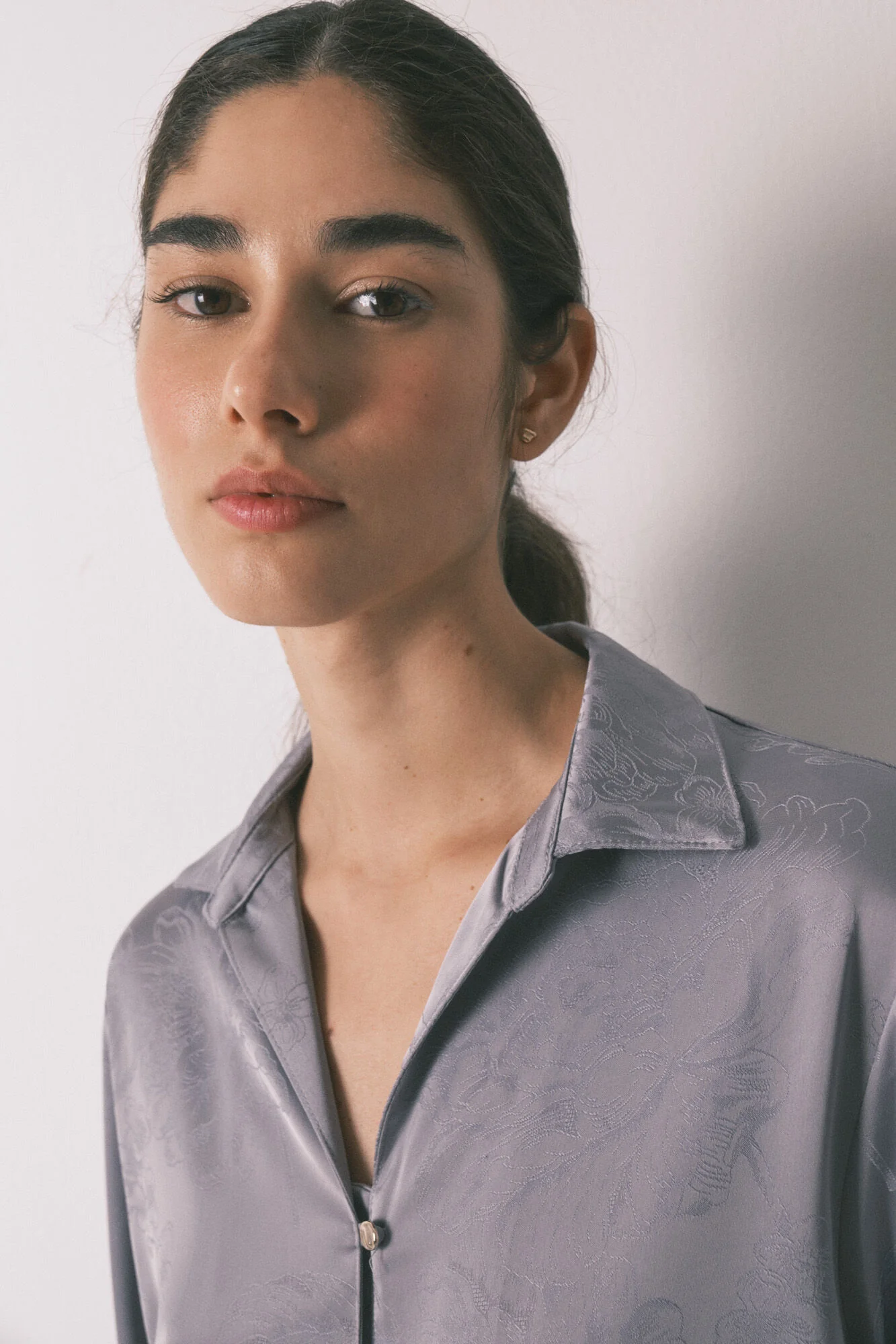 Long classic pyjamas in grey jacquard satin - Image 8