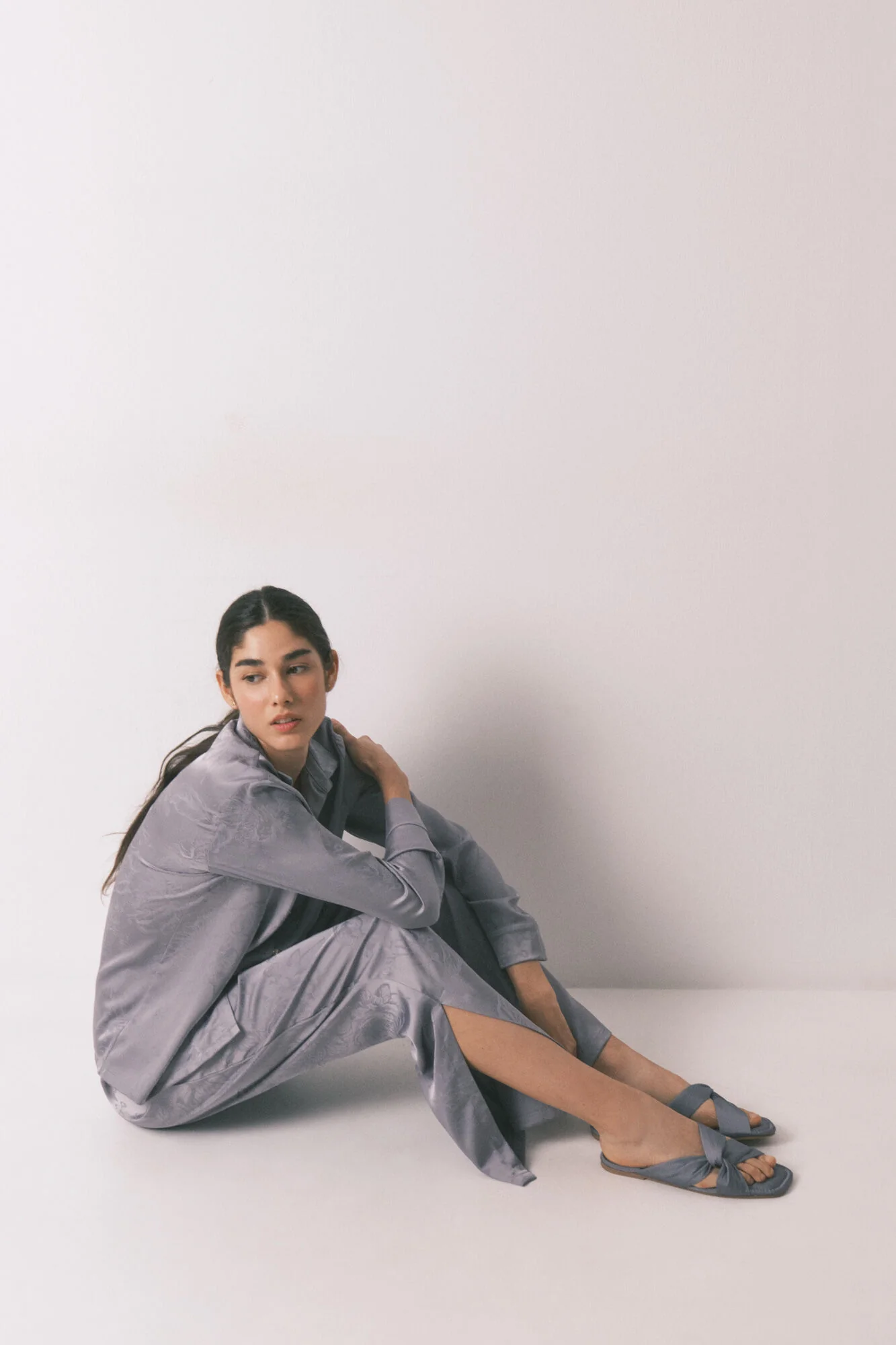 Long classic pyjamas in grey jacquard satin - Image 9