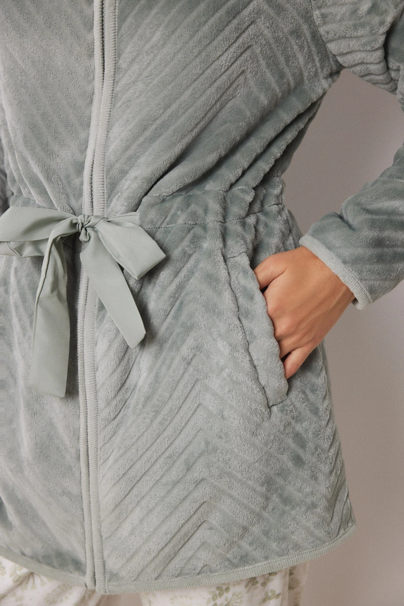 Long fluffy green zip fastening - Image 3