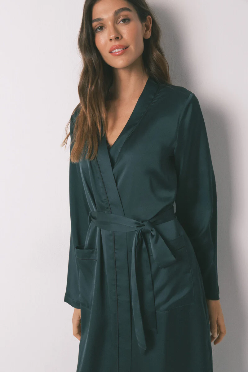 Long loose green satin robe - Image 4