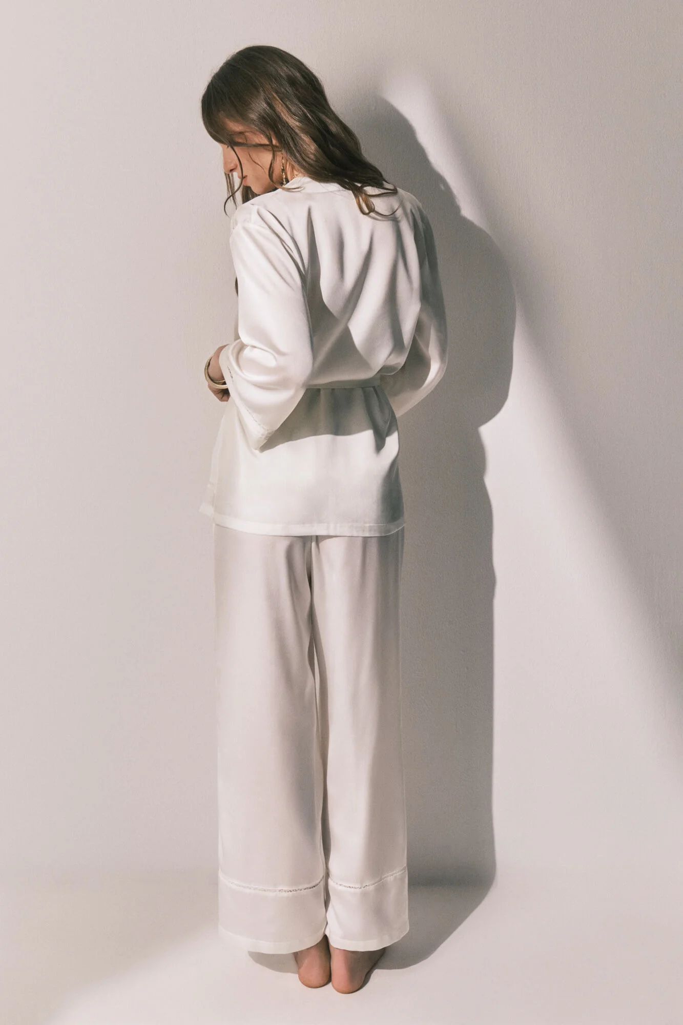Long pyjama and satin robe set in White - Image 5